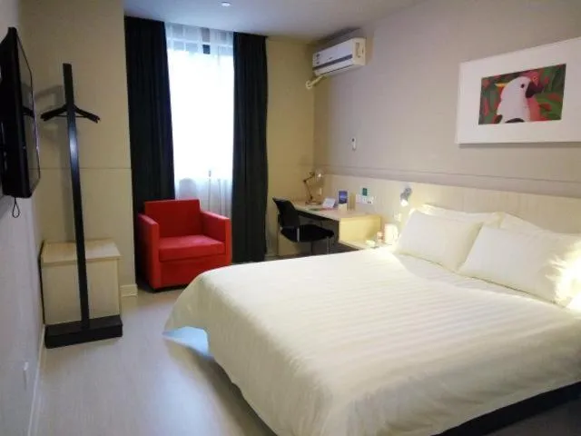 Bedroom, Bed in Jinjiang Inn Shanghai International Tourist Resort Xiuyan Road Subway Station
