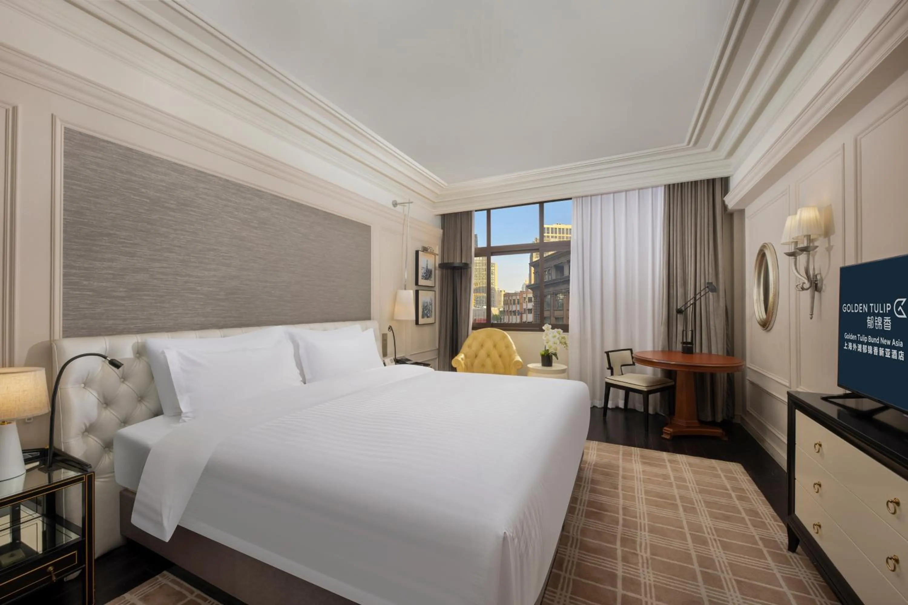 Photo of the whole room, Bed in Golden Tulip New Asia Hotel The Bund Shanghai