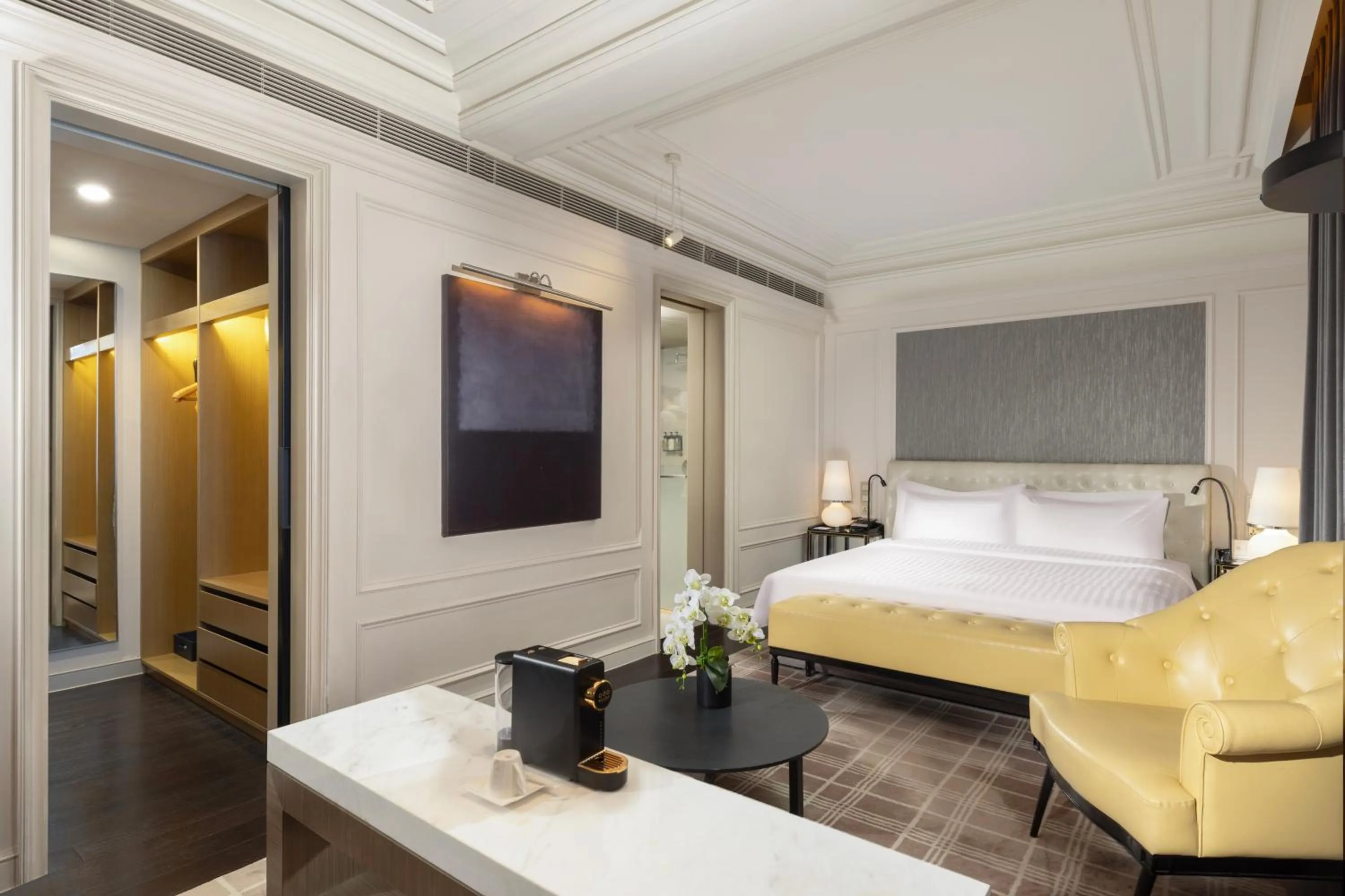 Photo of the whole room, Bed in Golden Tulip New Asia Hotel The Bund Shanghai