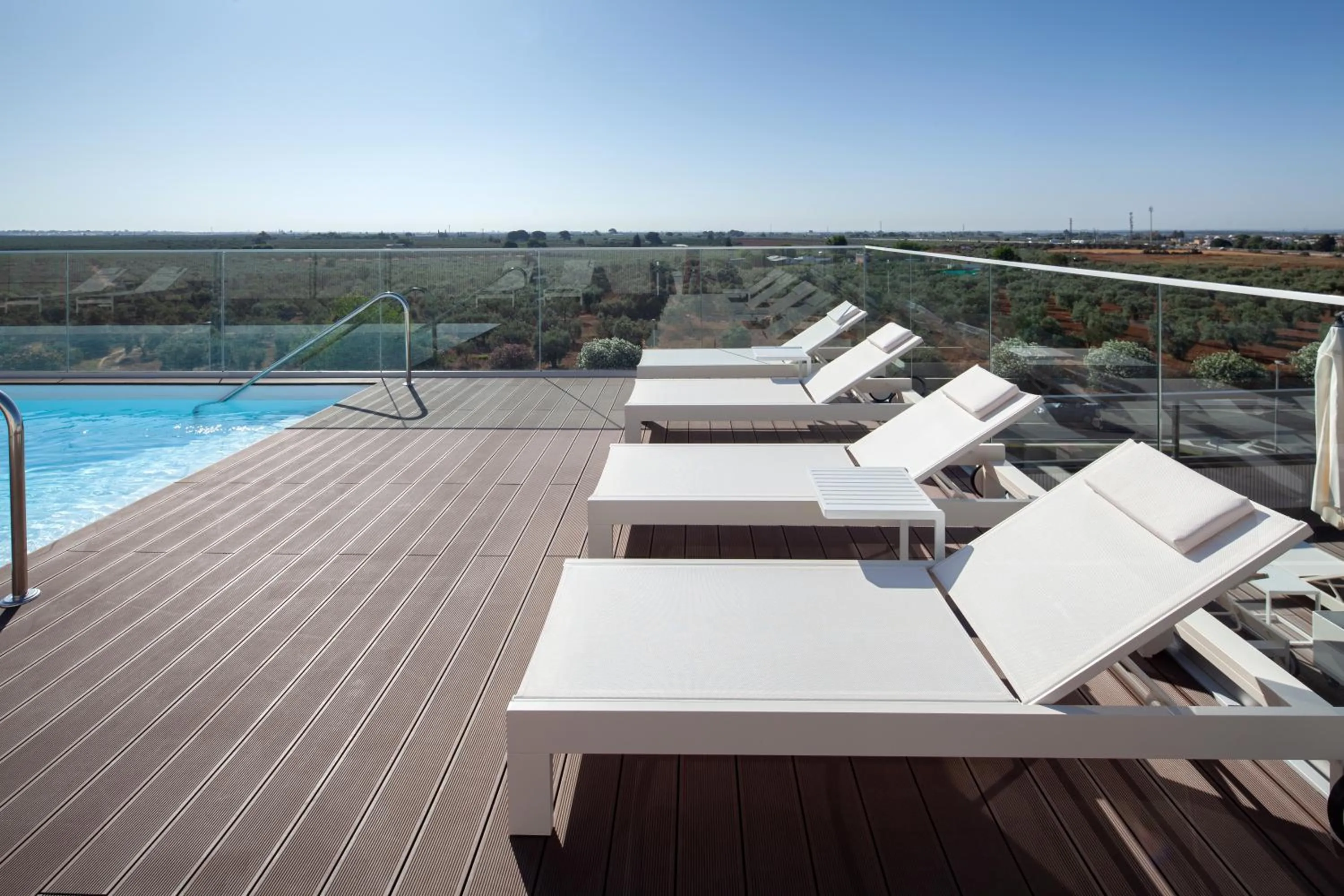 Swimming pool in Leflet Sanlucar