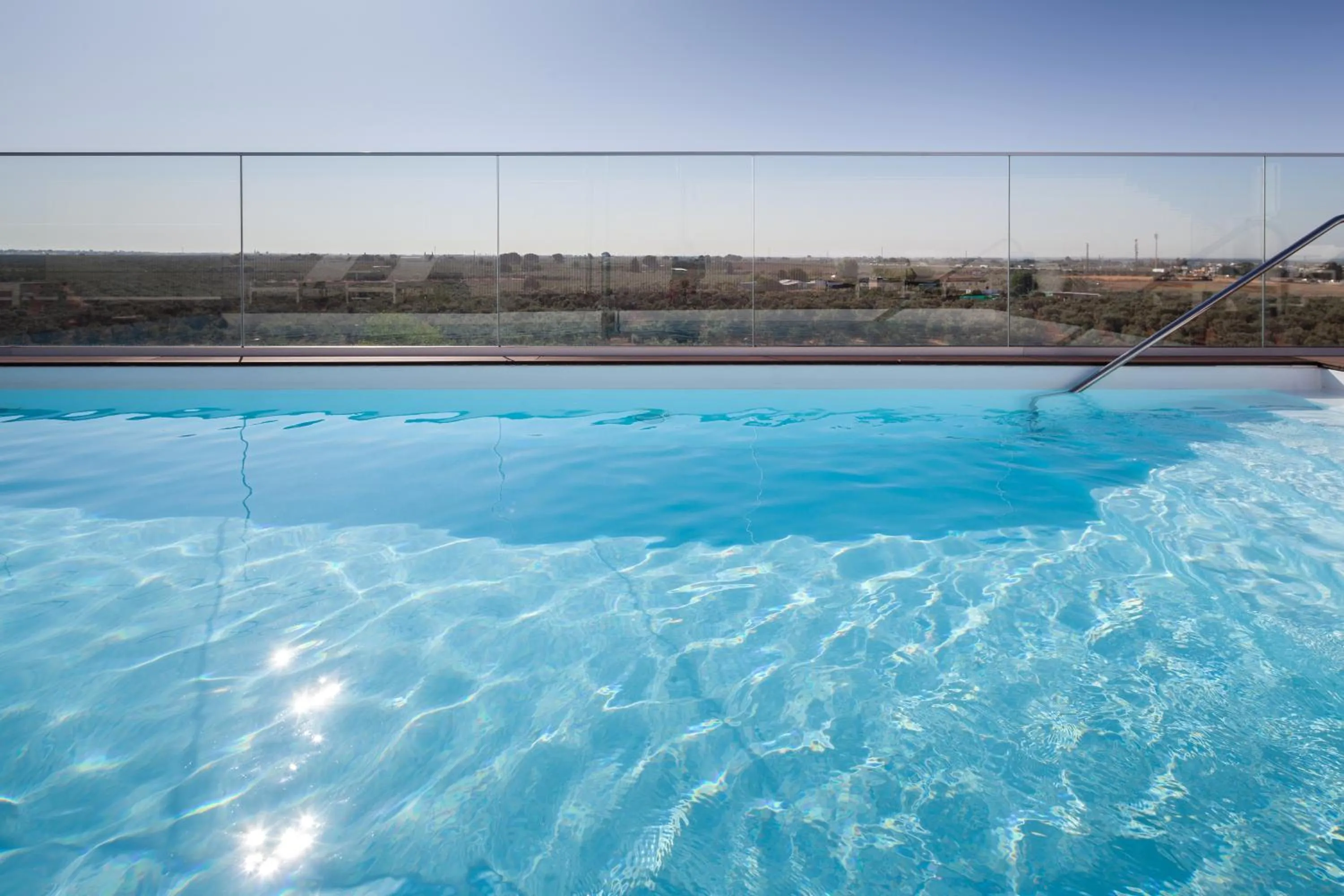 Swimming pool in Leflet Sanlucar