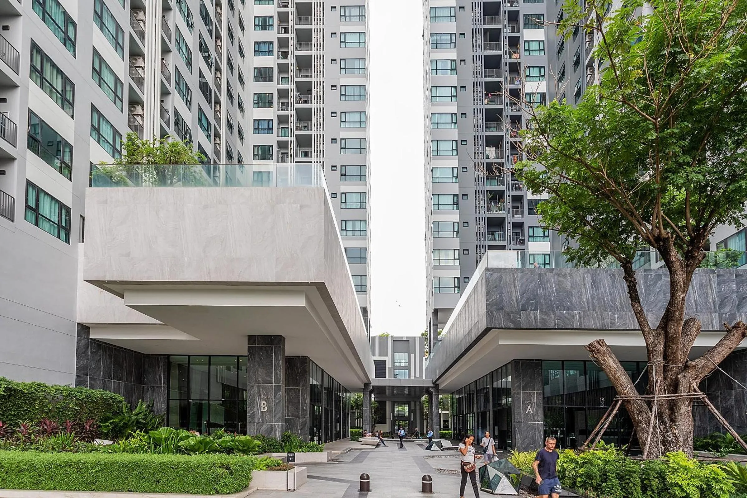 Property building in Many Holiday The Base Condo