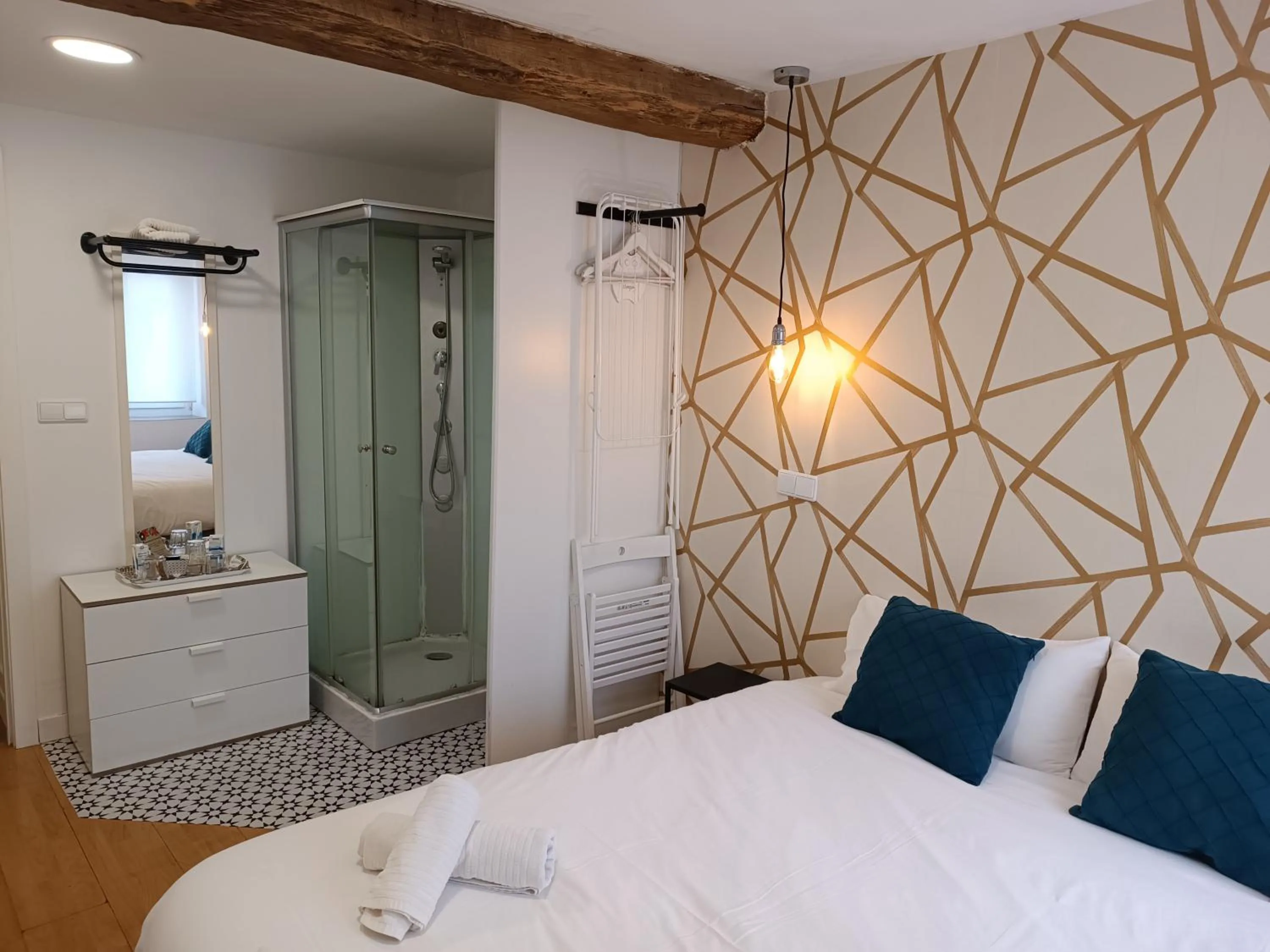 Photo of the whole room, Bed in Rin Rooms