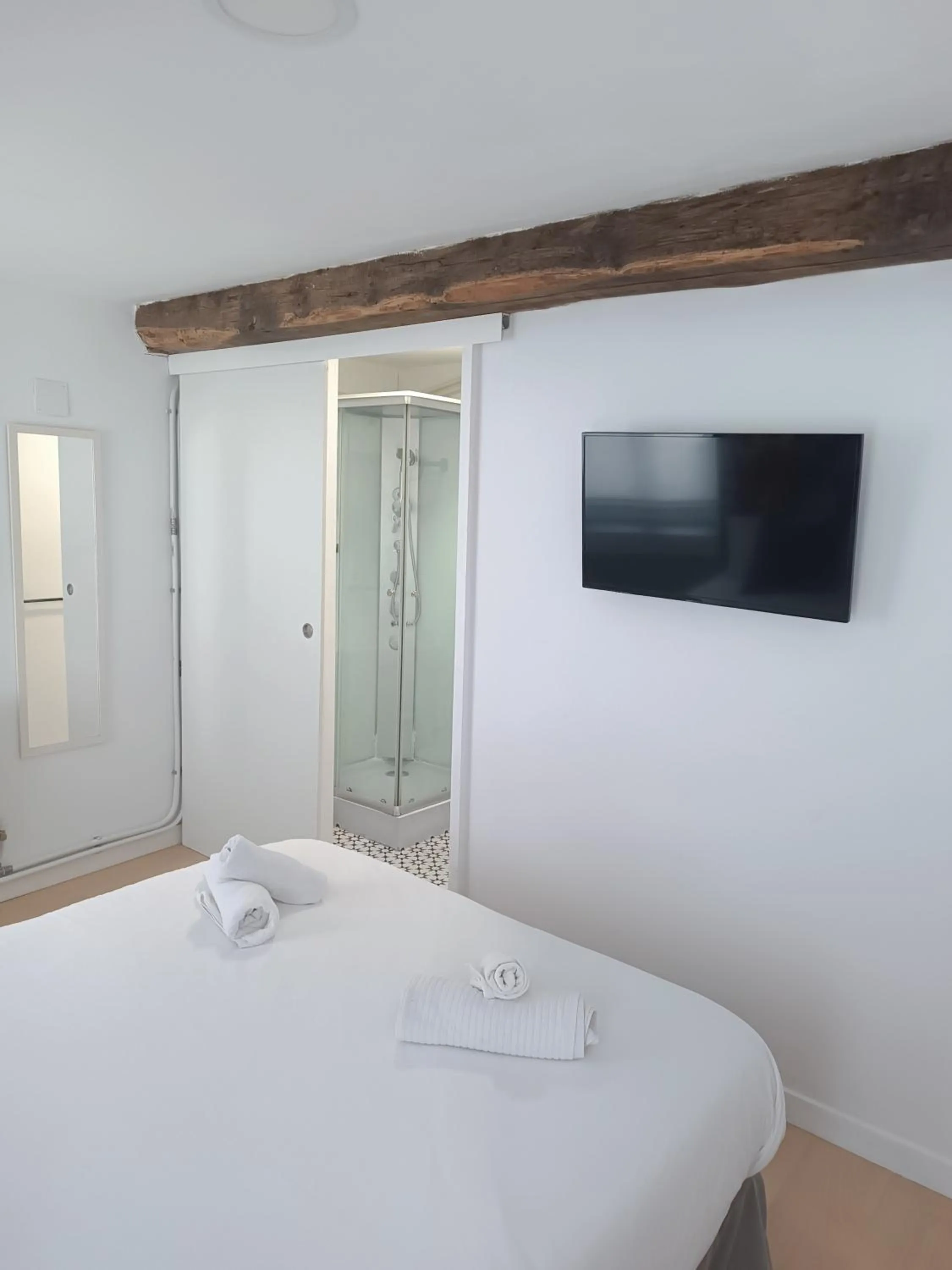 Photo of the whole room, Bed in Rin Rooms