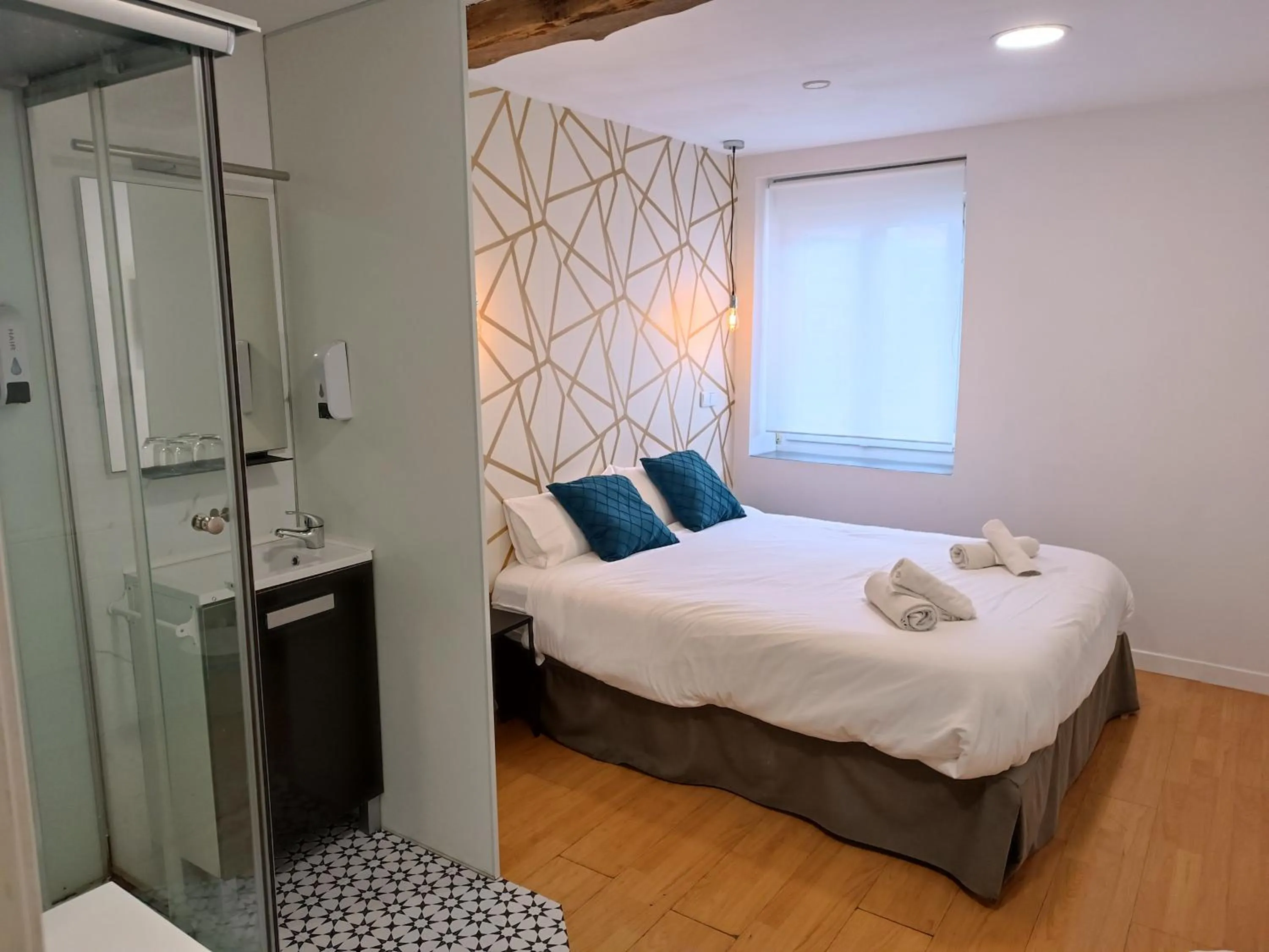 Photo of the whole room, Bed in Rin Rooms