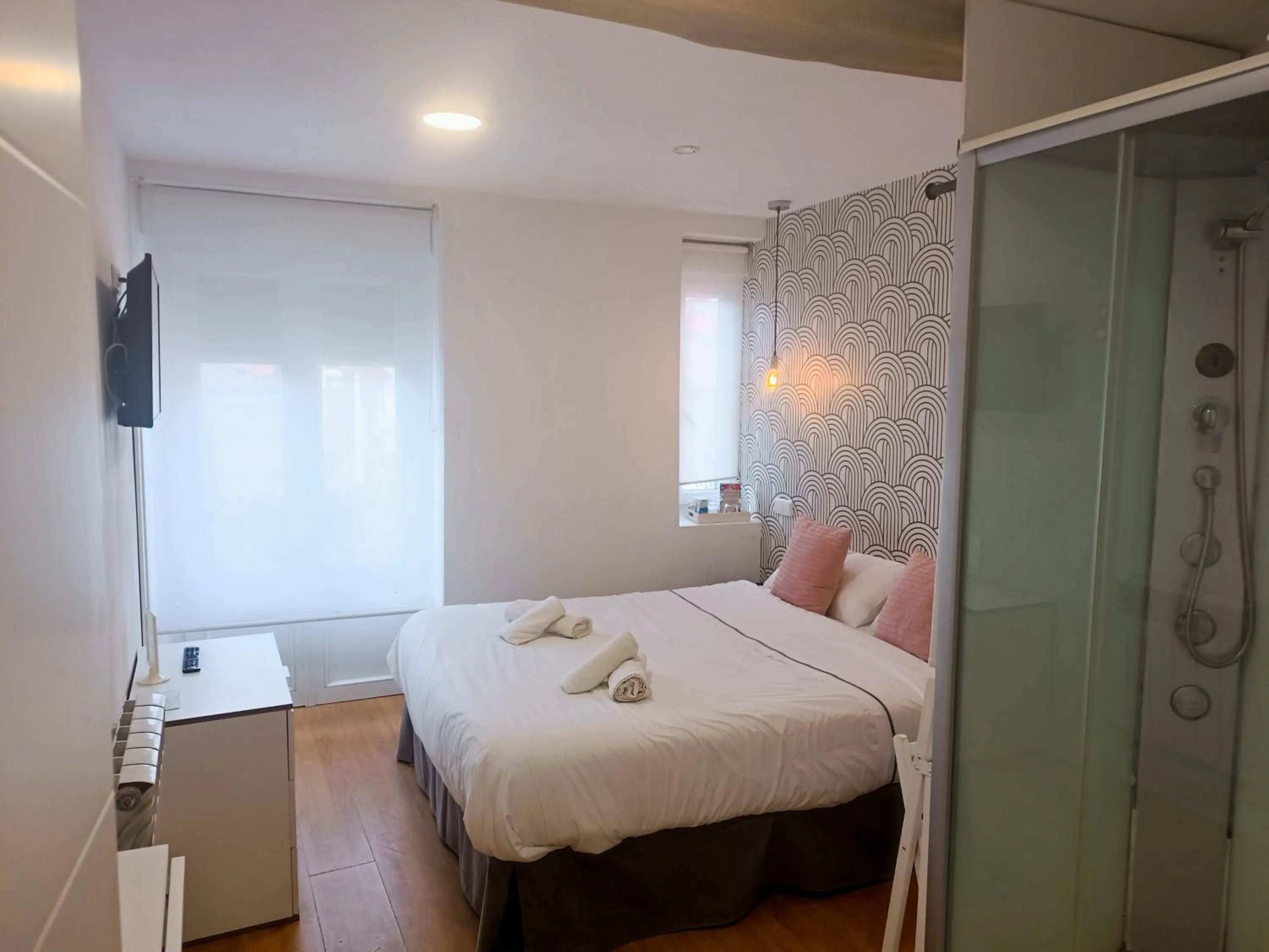 Photo of the whole room, Bed in Rin Rooms