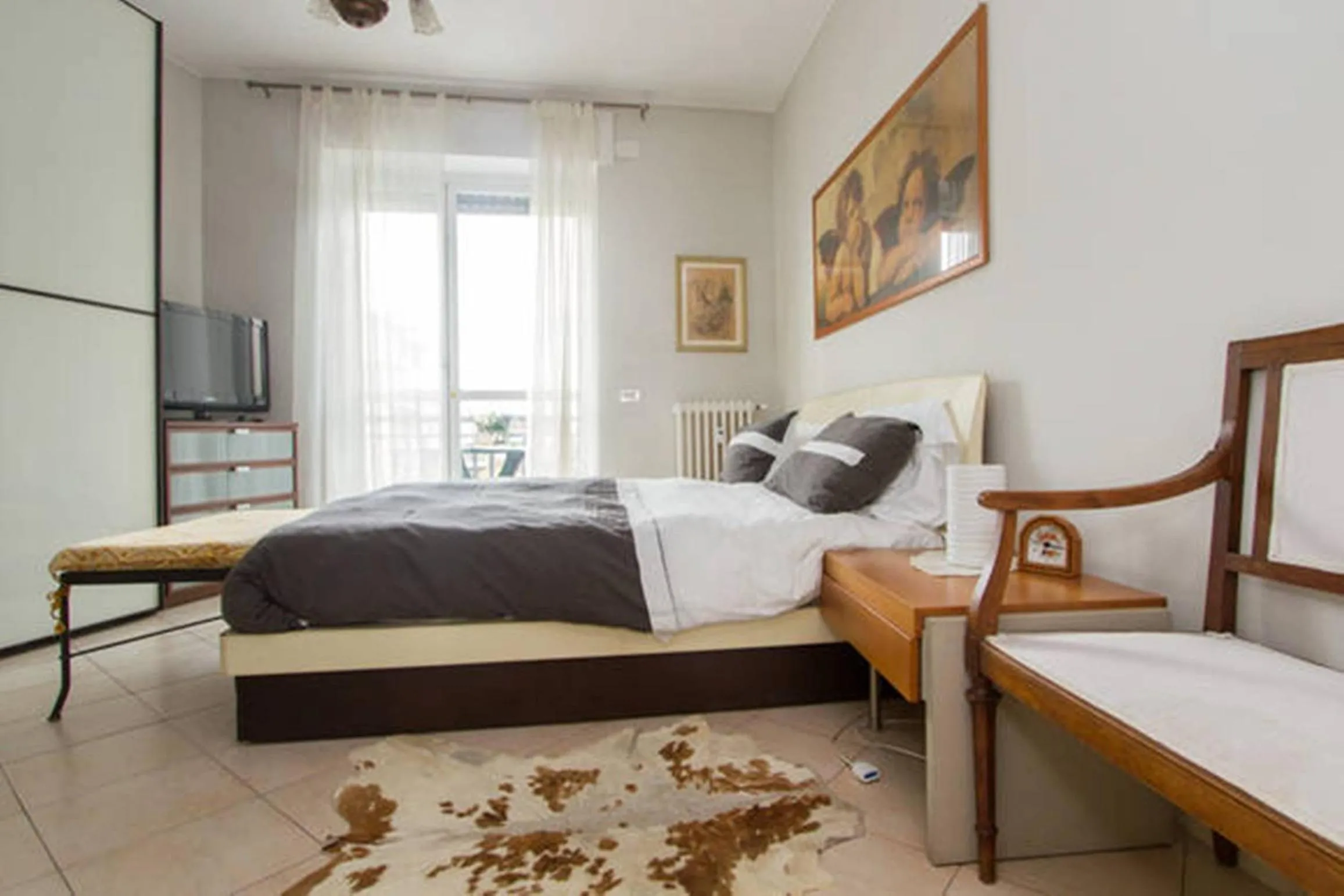 Photo of the whole room, Bed in Angelica House