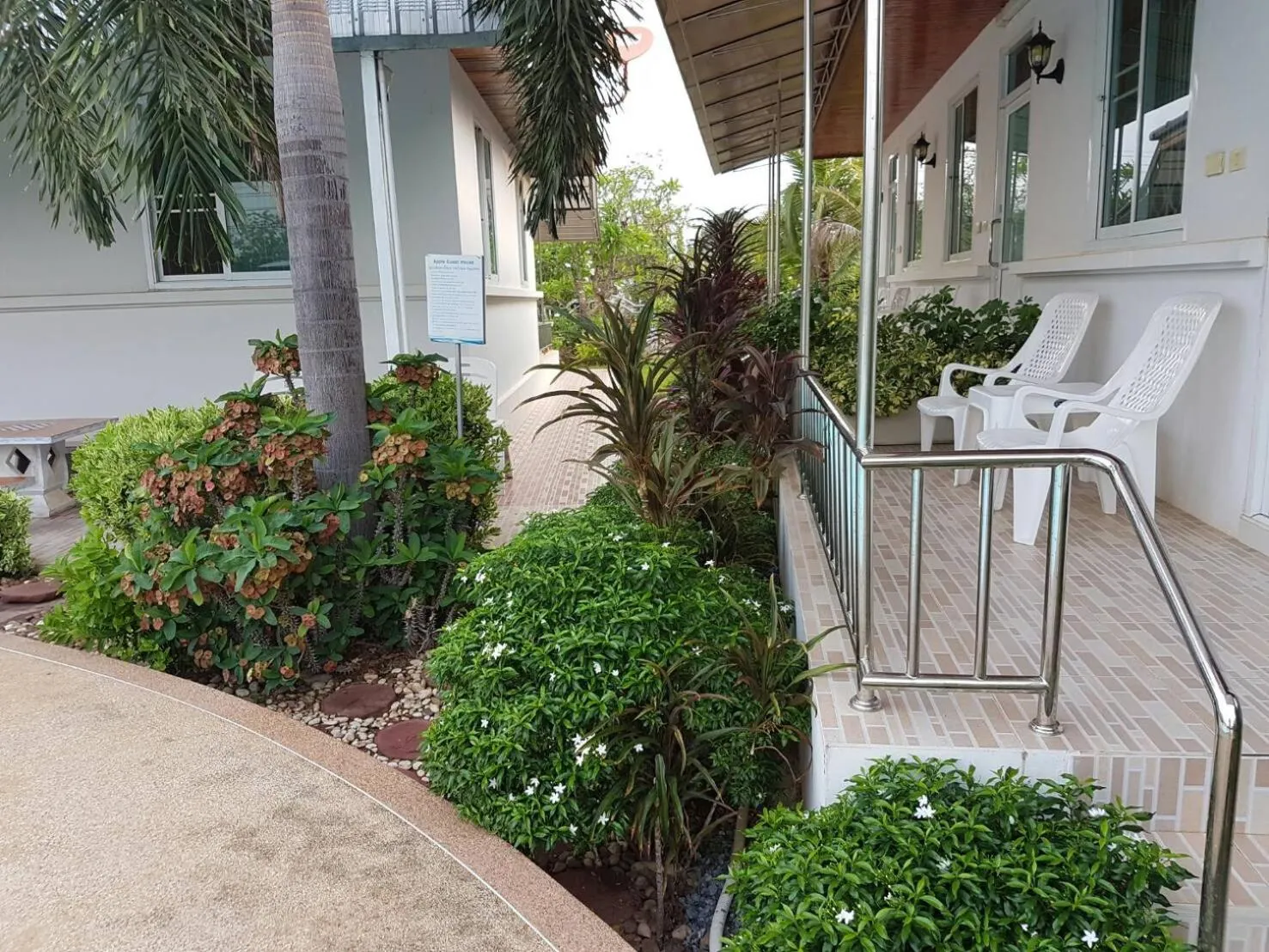 Facade/entrance in Nuch's Apple Guest House