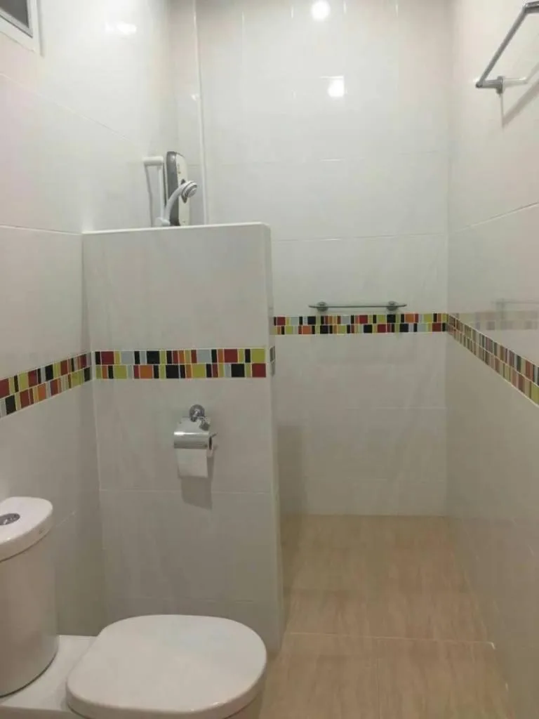 Shower in Nuch's Apple Guest House