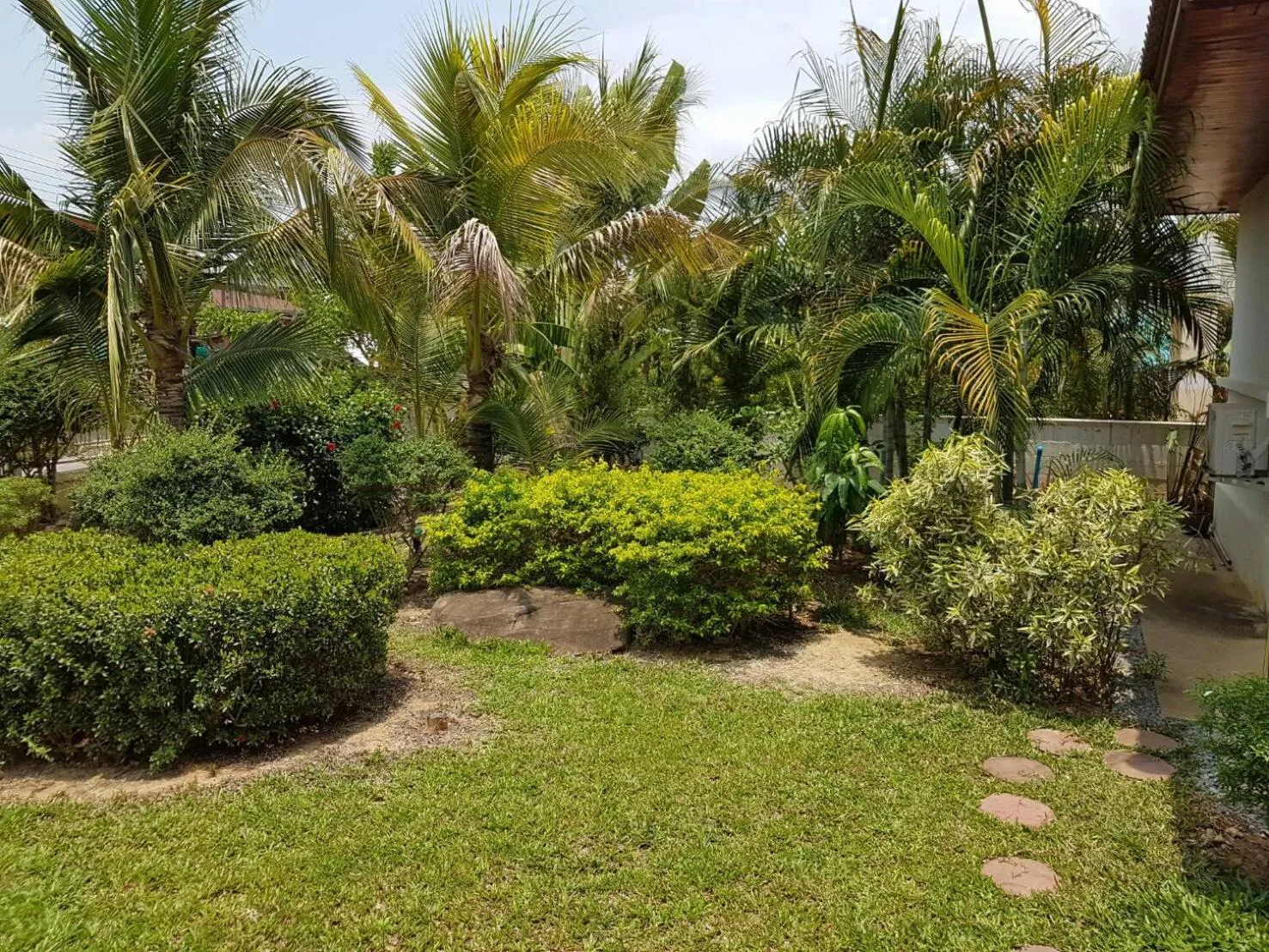 Garden in Nuch's Apple Guest House