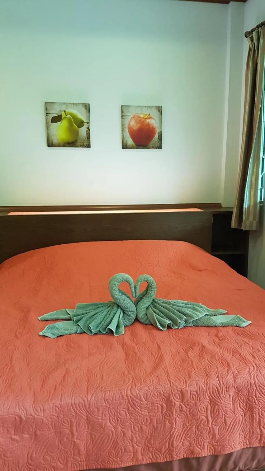 Bed in Nuch's Apple Guest House