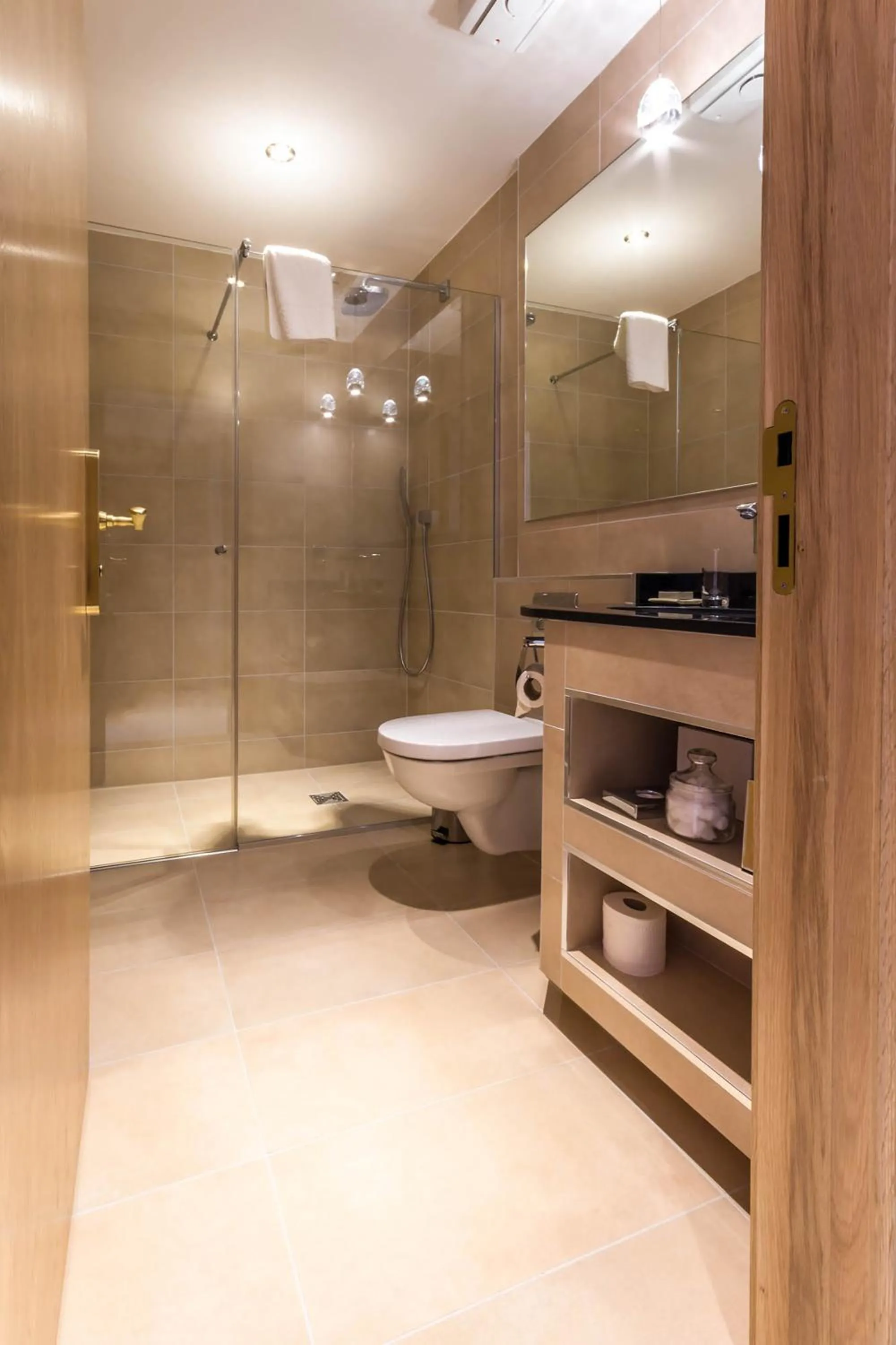 Shower in Mansio Suites Basinghall
