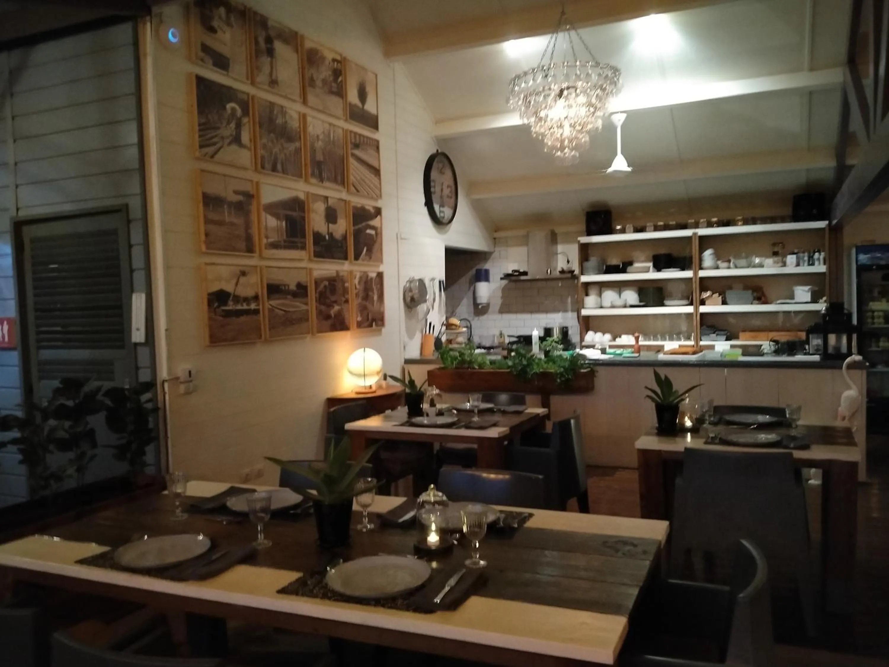 Restaurant/places to eat in Red Palm Village