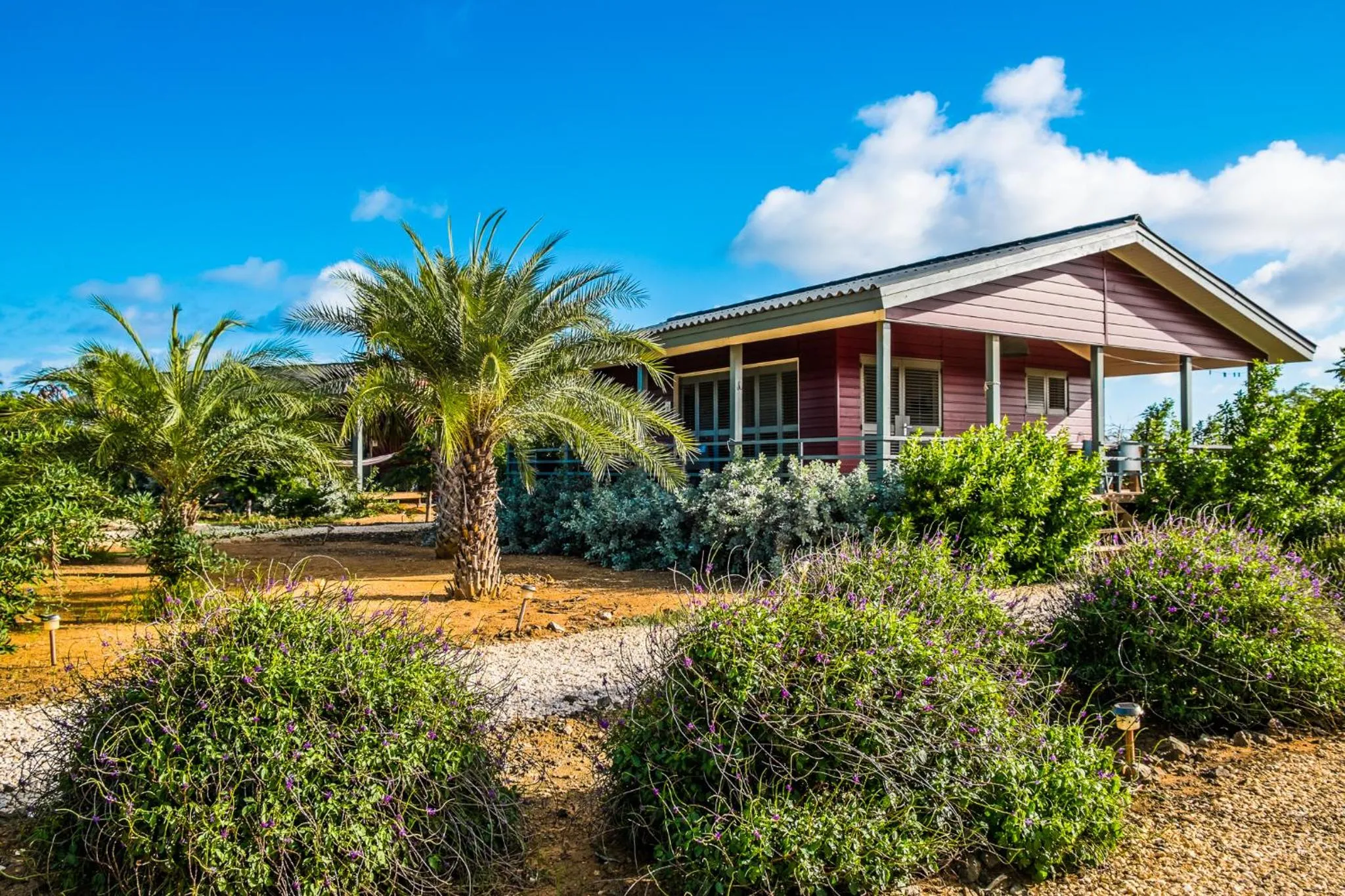 Facade/entrance in Red Palm Village