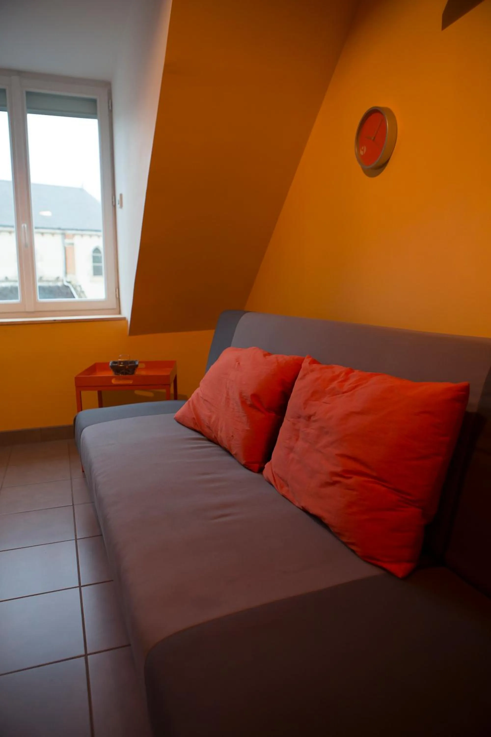 Living room, Bed in Le Gîte Oratorien