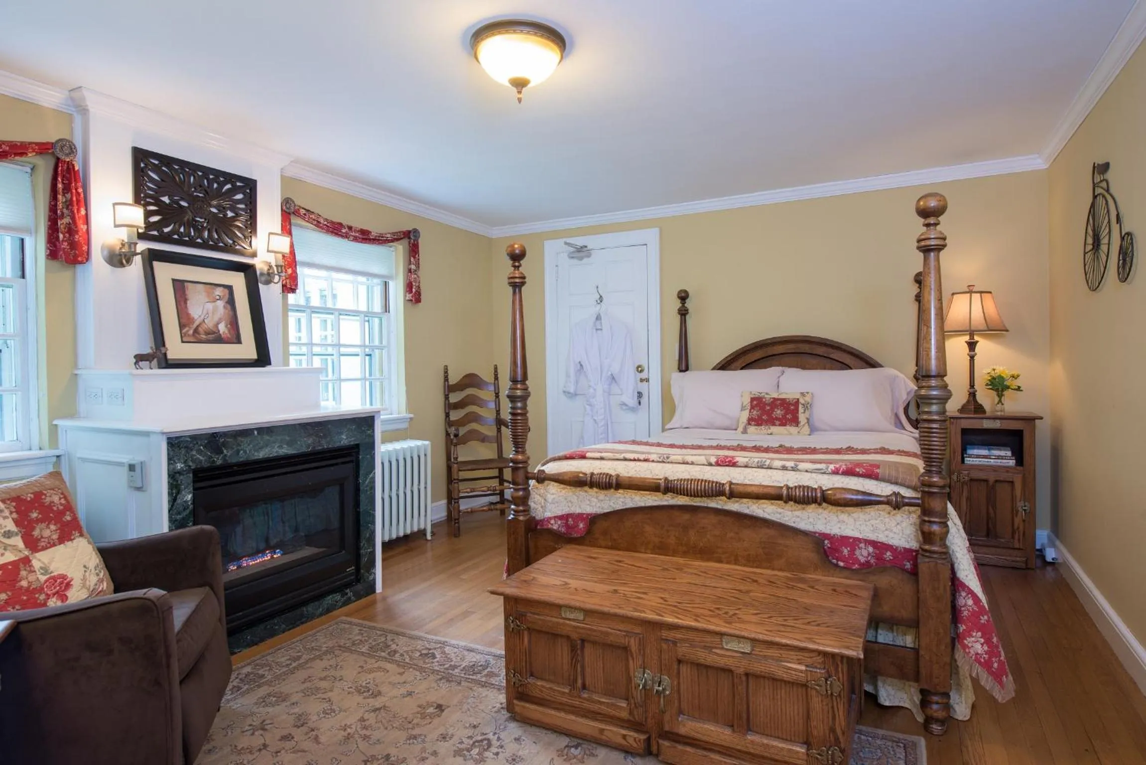 Bedroom, Bed in Inn on Putney Road