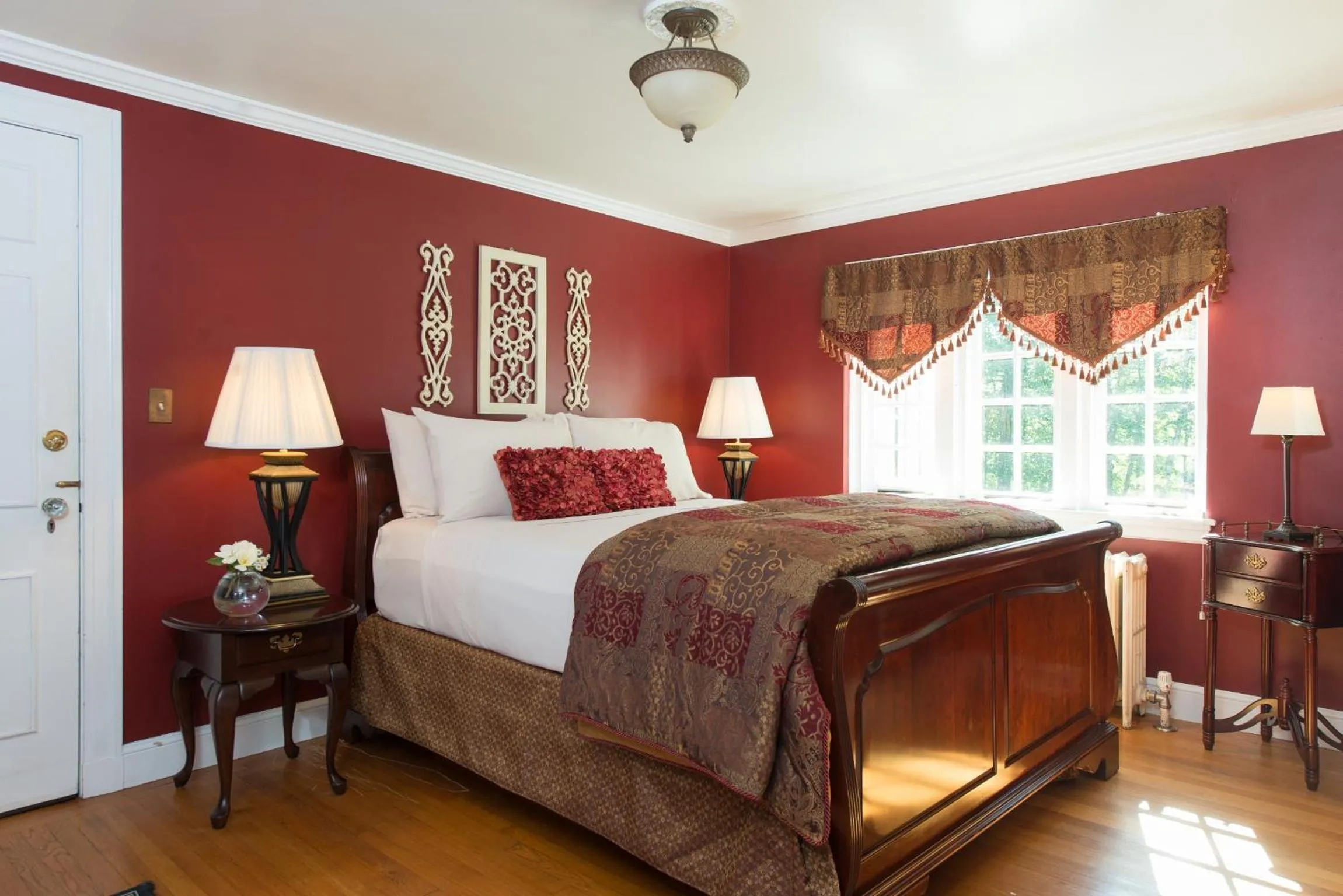 Bedroom, Bed in Inn on Putney Road