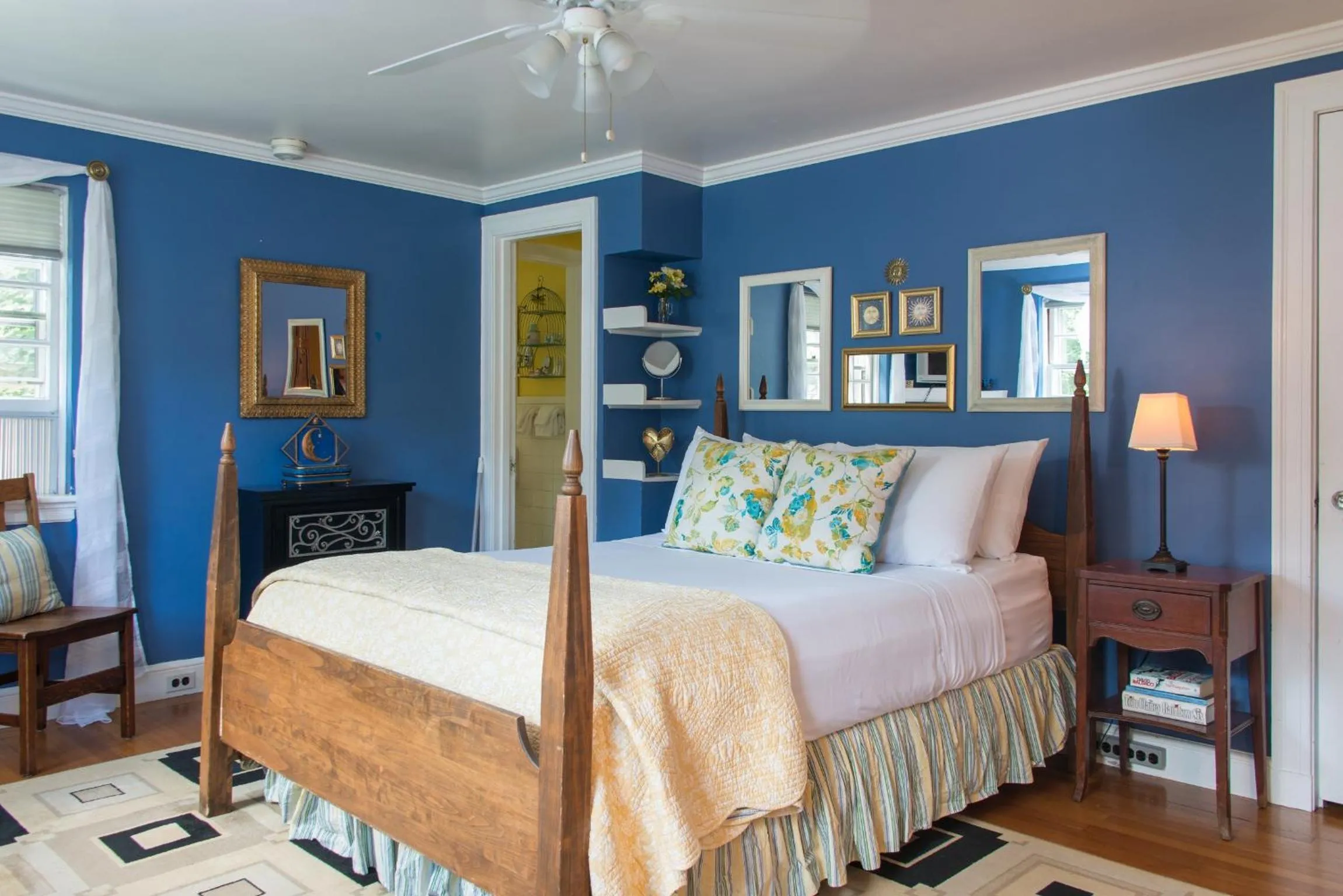 Bedroom, Bed in Inn on Putney Road