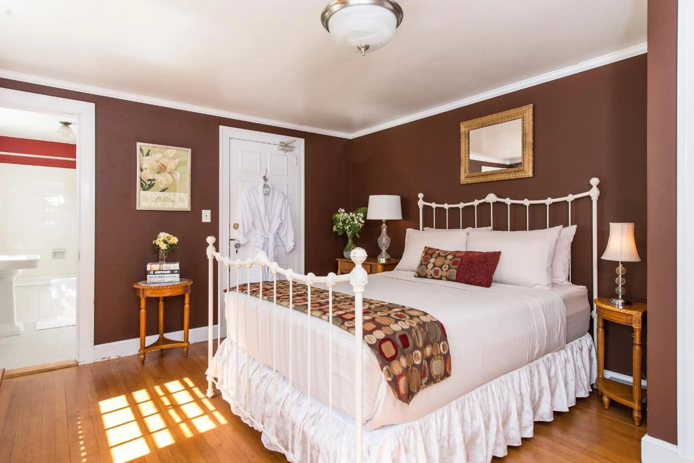 Bedroom, Bed in Inn on Putney Road