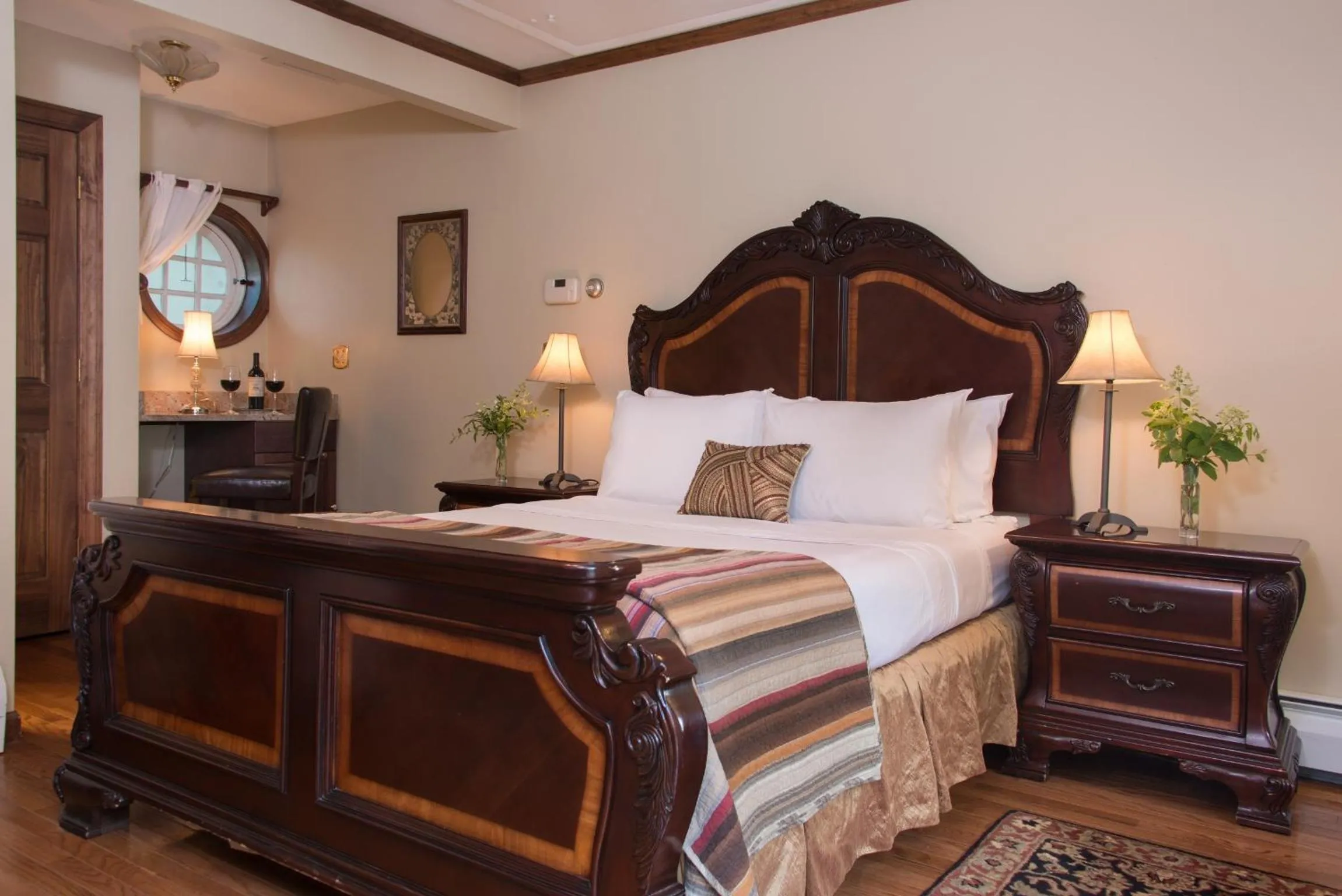 Bedroom, Bed in Inn on Putney Road
