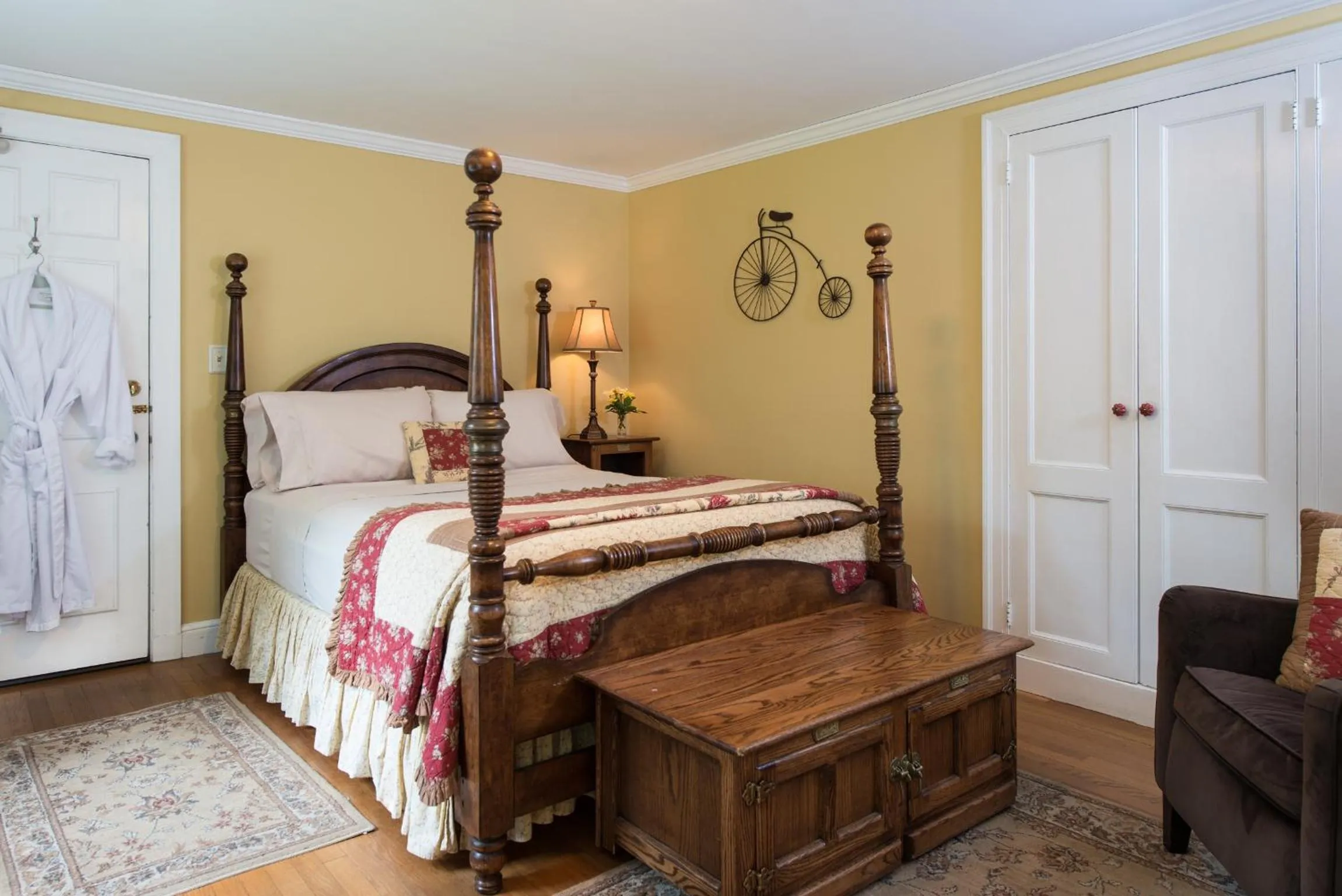 Bedroom, Bed in Inn on Putney Road