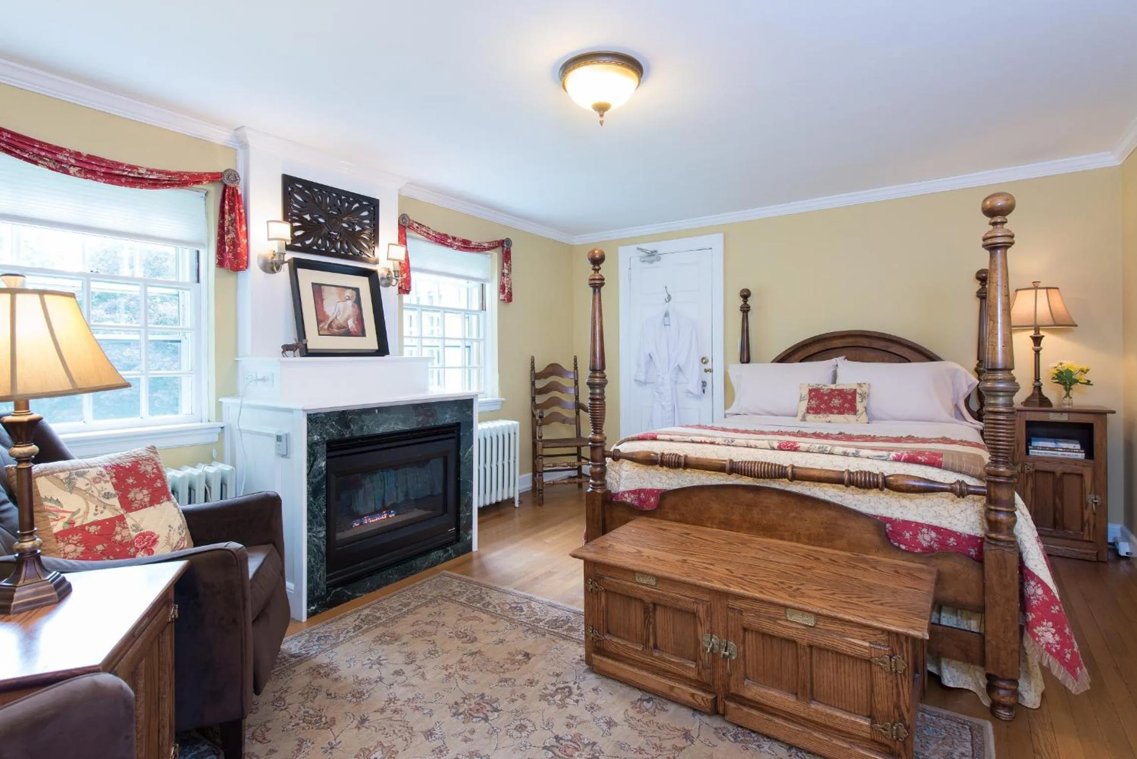 Bedroom, Bed in Inn on Putney Road