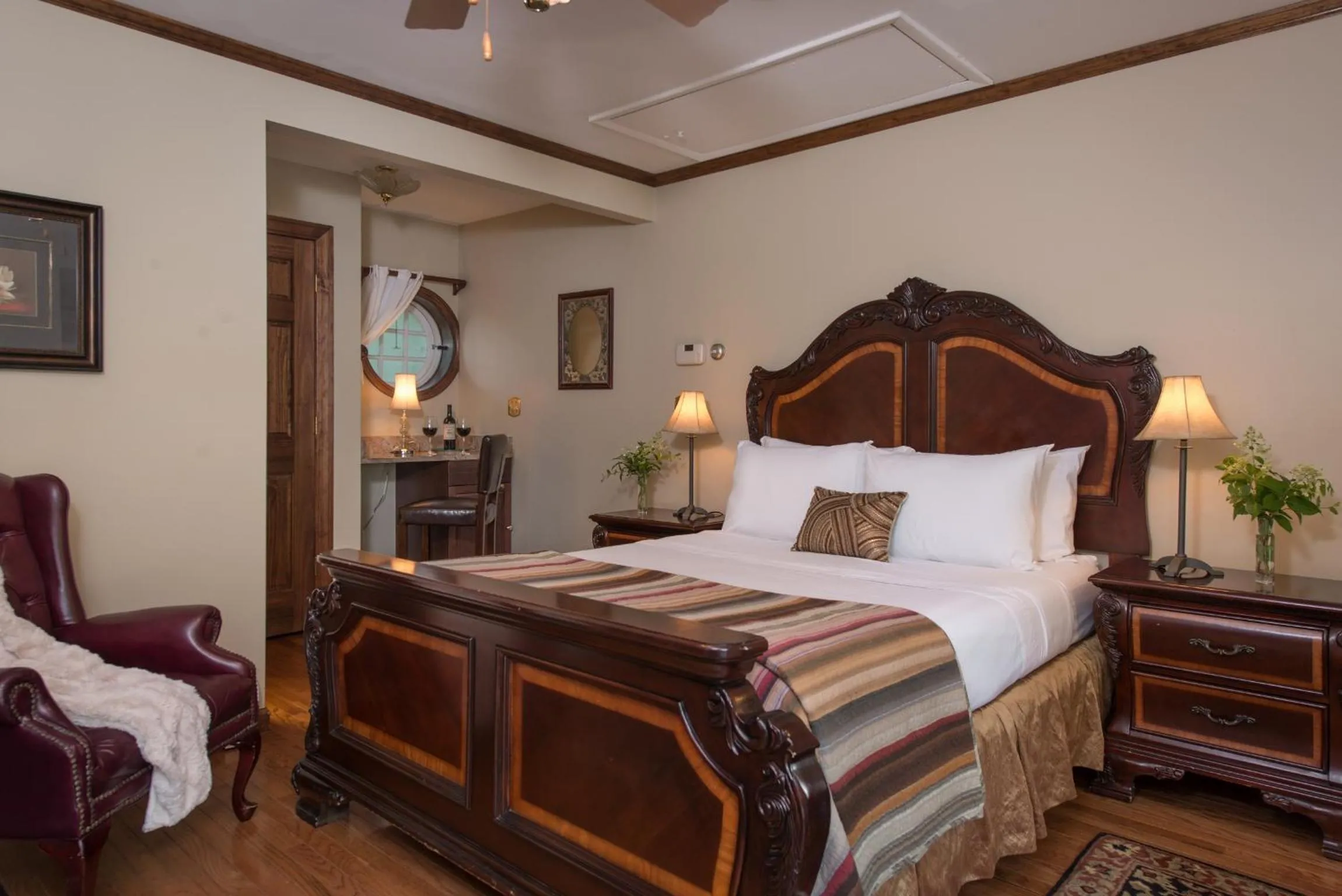 Bedroom, Bed in Inn on Putney Road