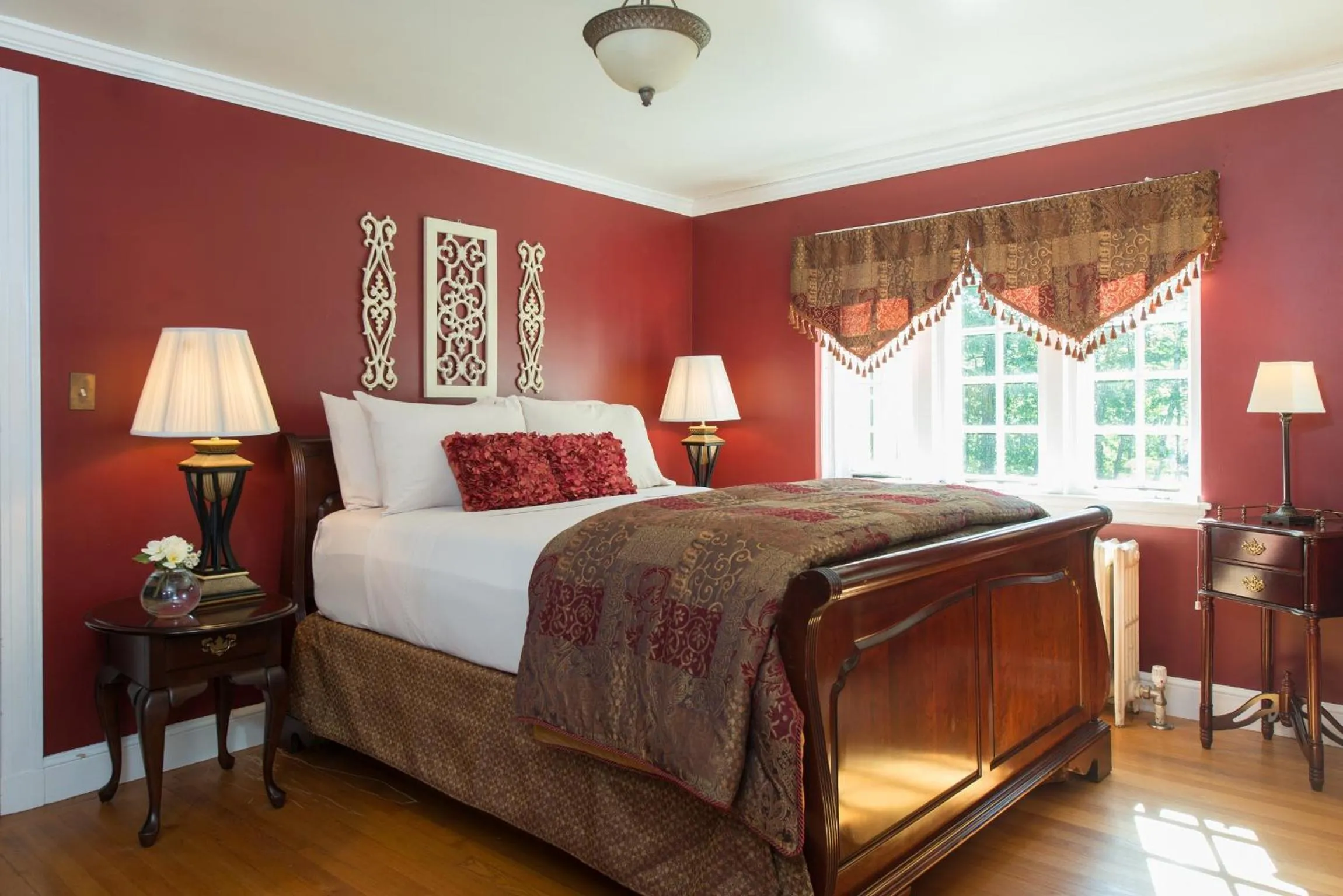 Bedroom, Bed in Inn on Putney Road