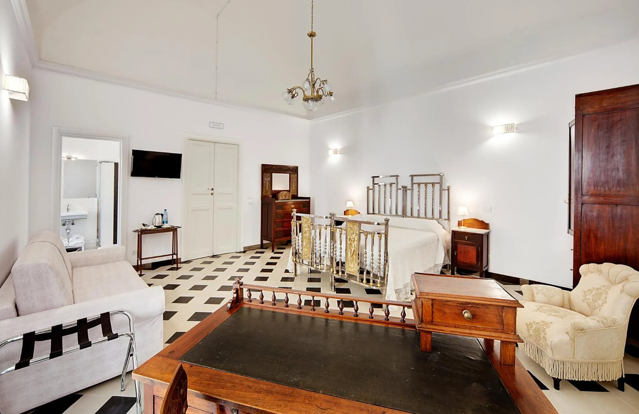 Photo of the whole room in Epoca - Camere con stile