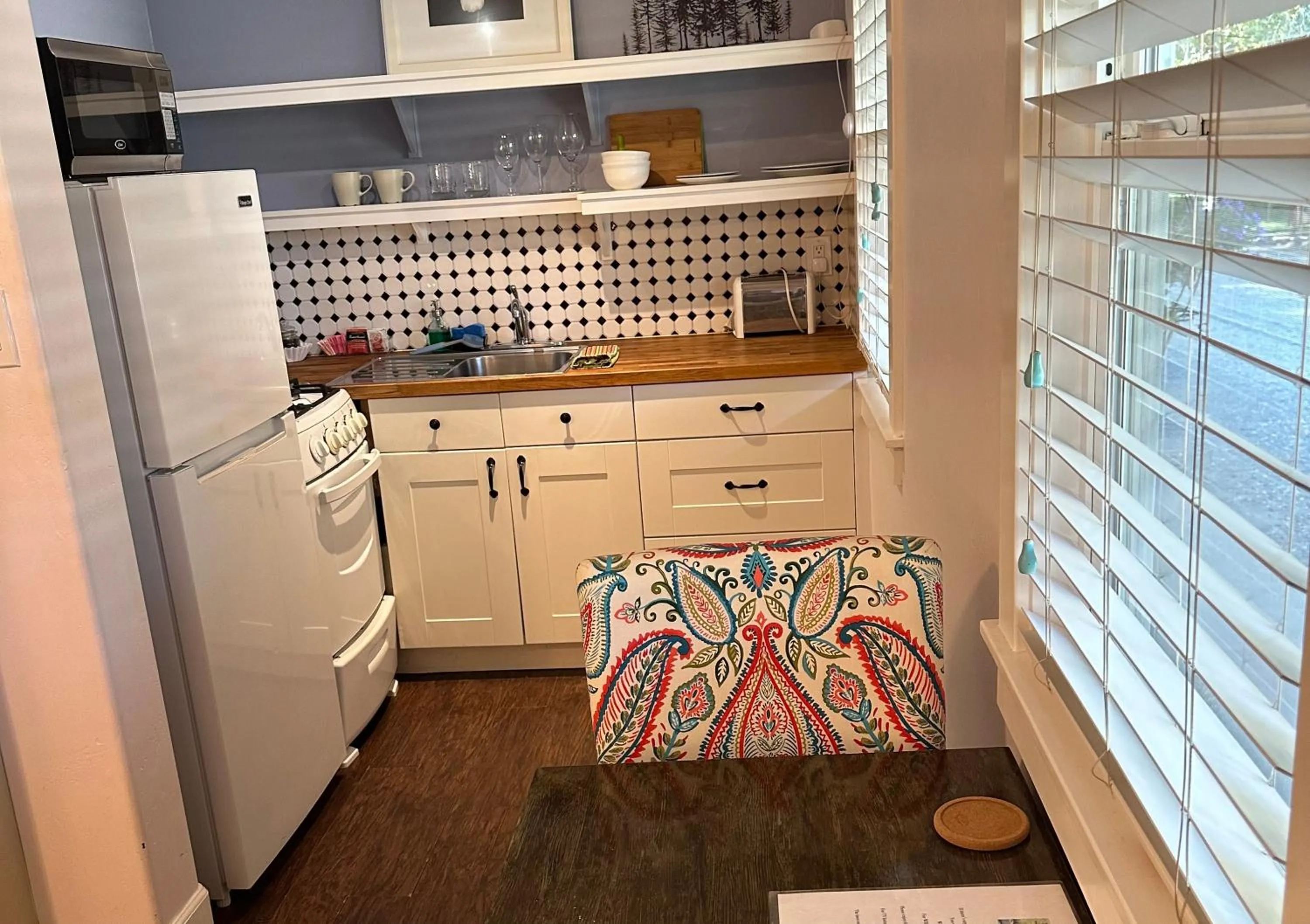Kitchen or kitchenette in The Pines Inn and Cottages