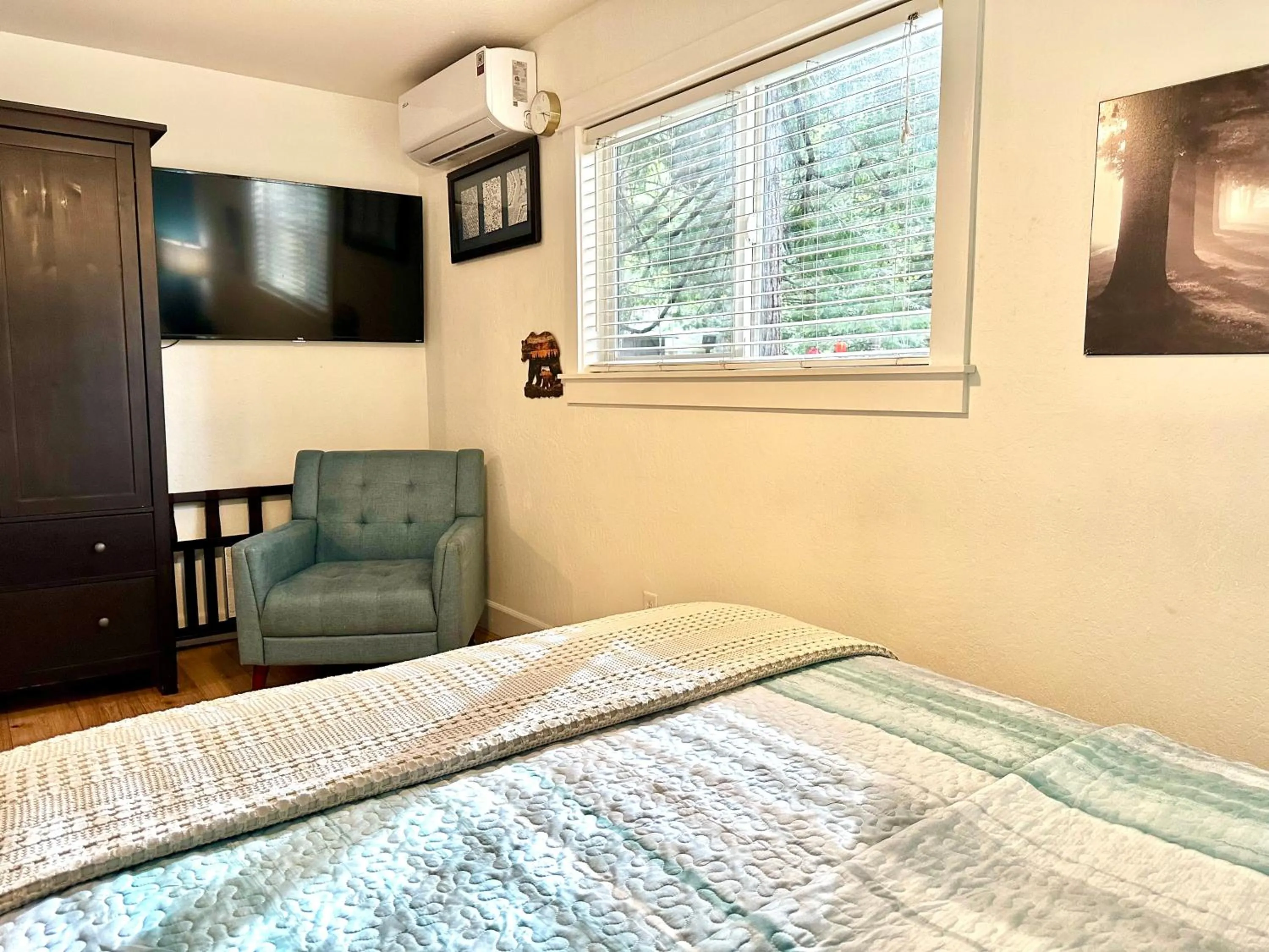 Bed in The Pines Inn and Cottages