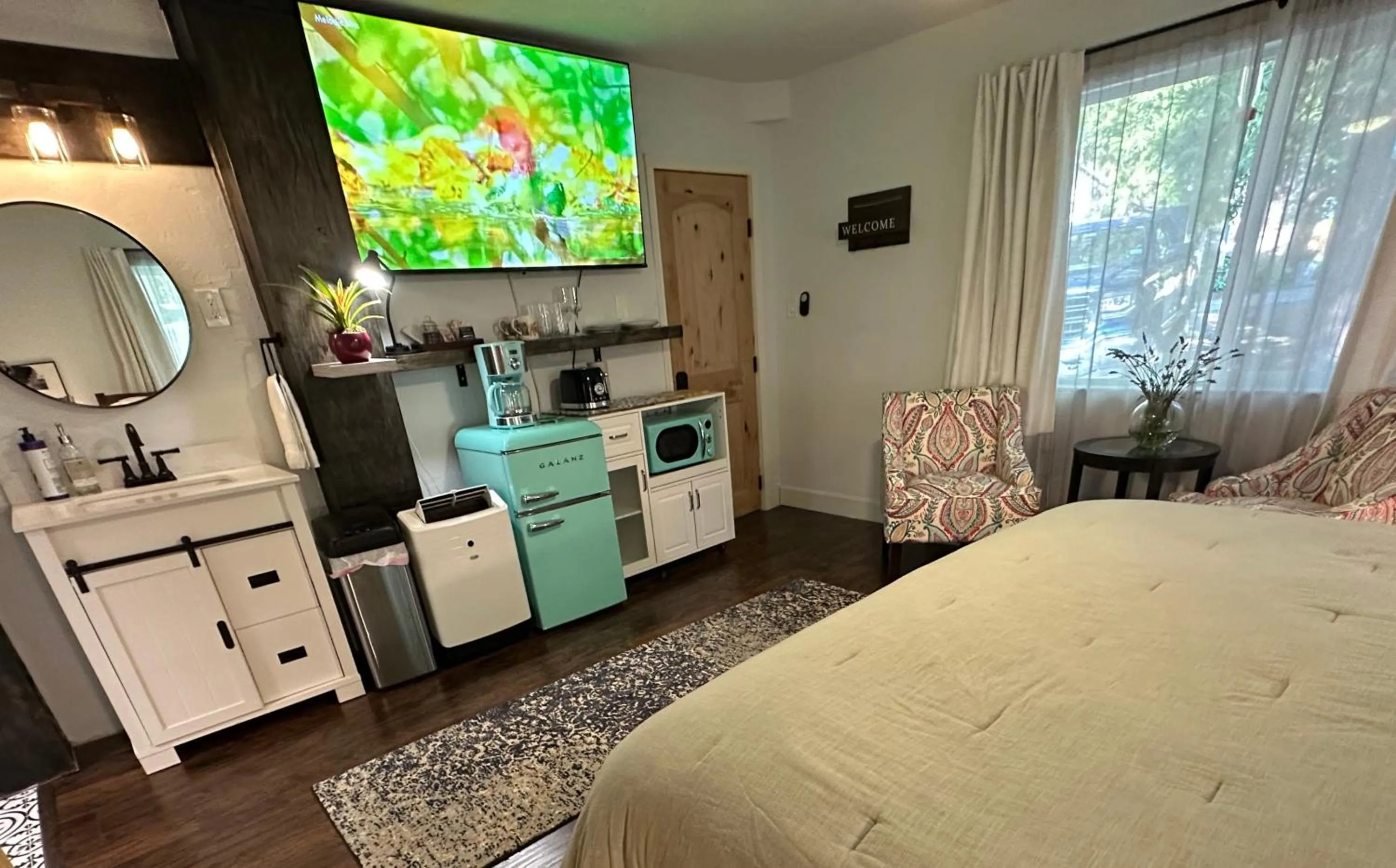 TV and multimedia, Bed in The Pines Inn and Cottages