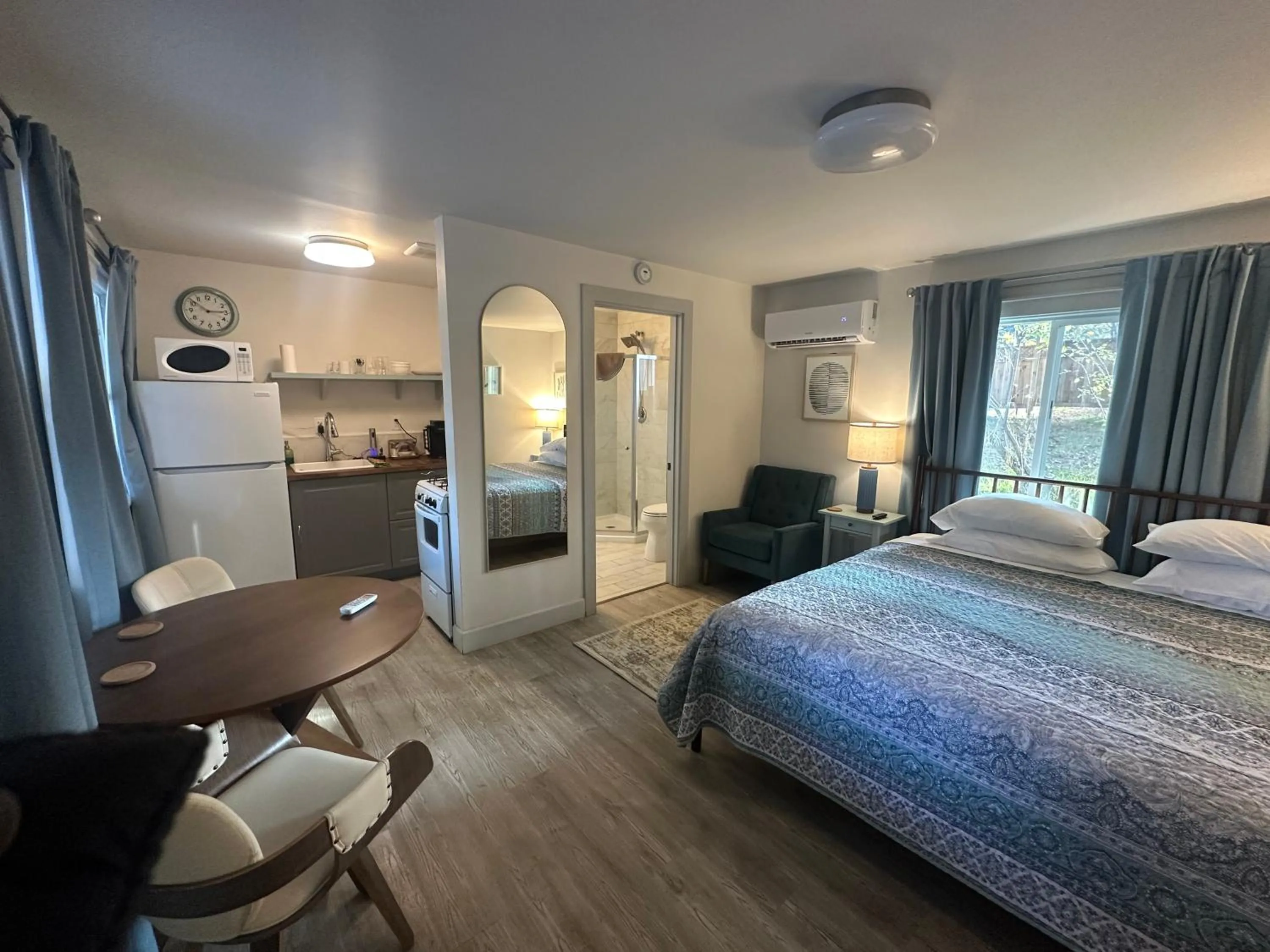 Bed in The Pines Inn and Cottages