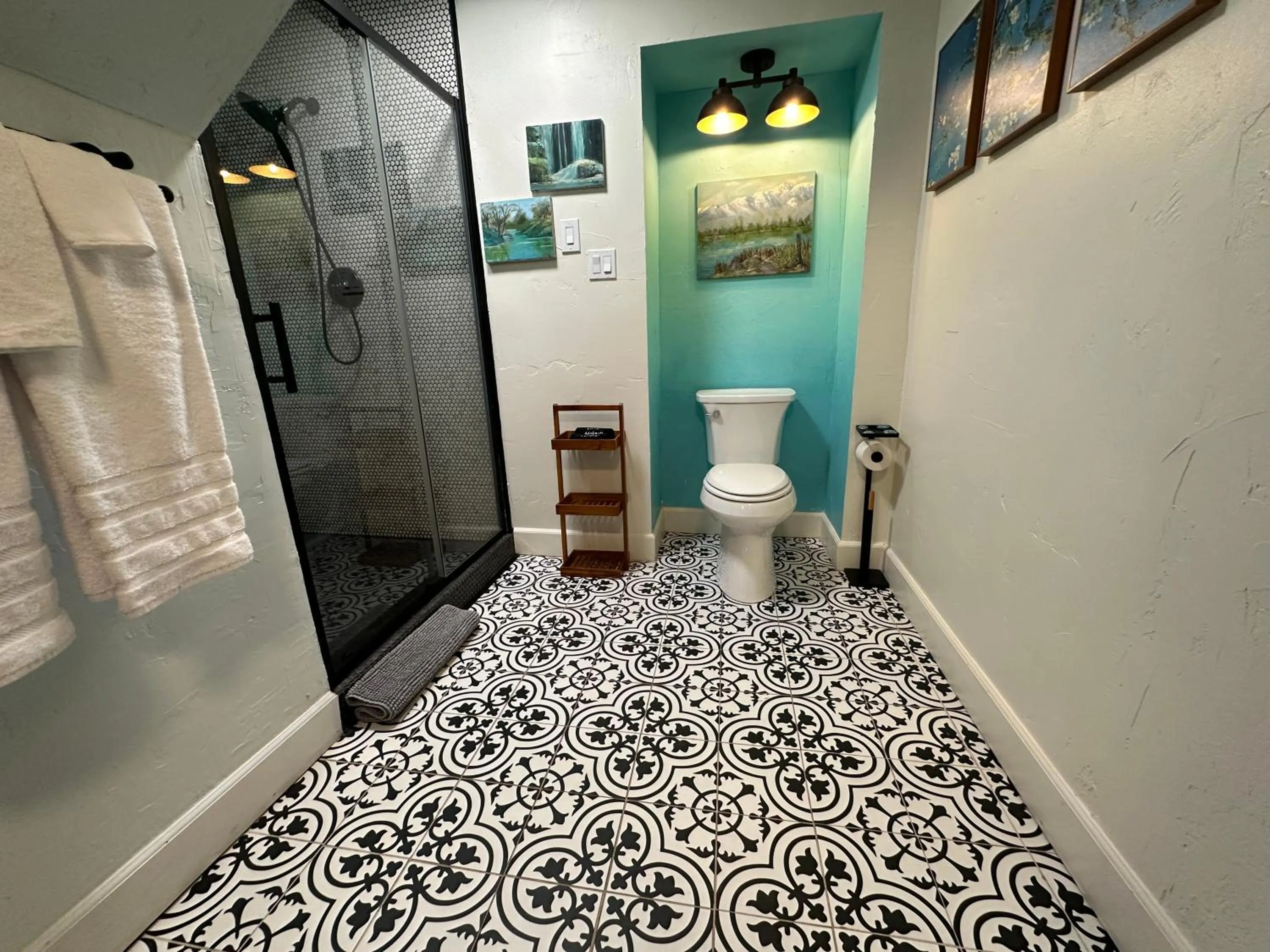 Shower in The Pines Inn and Cottages