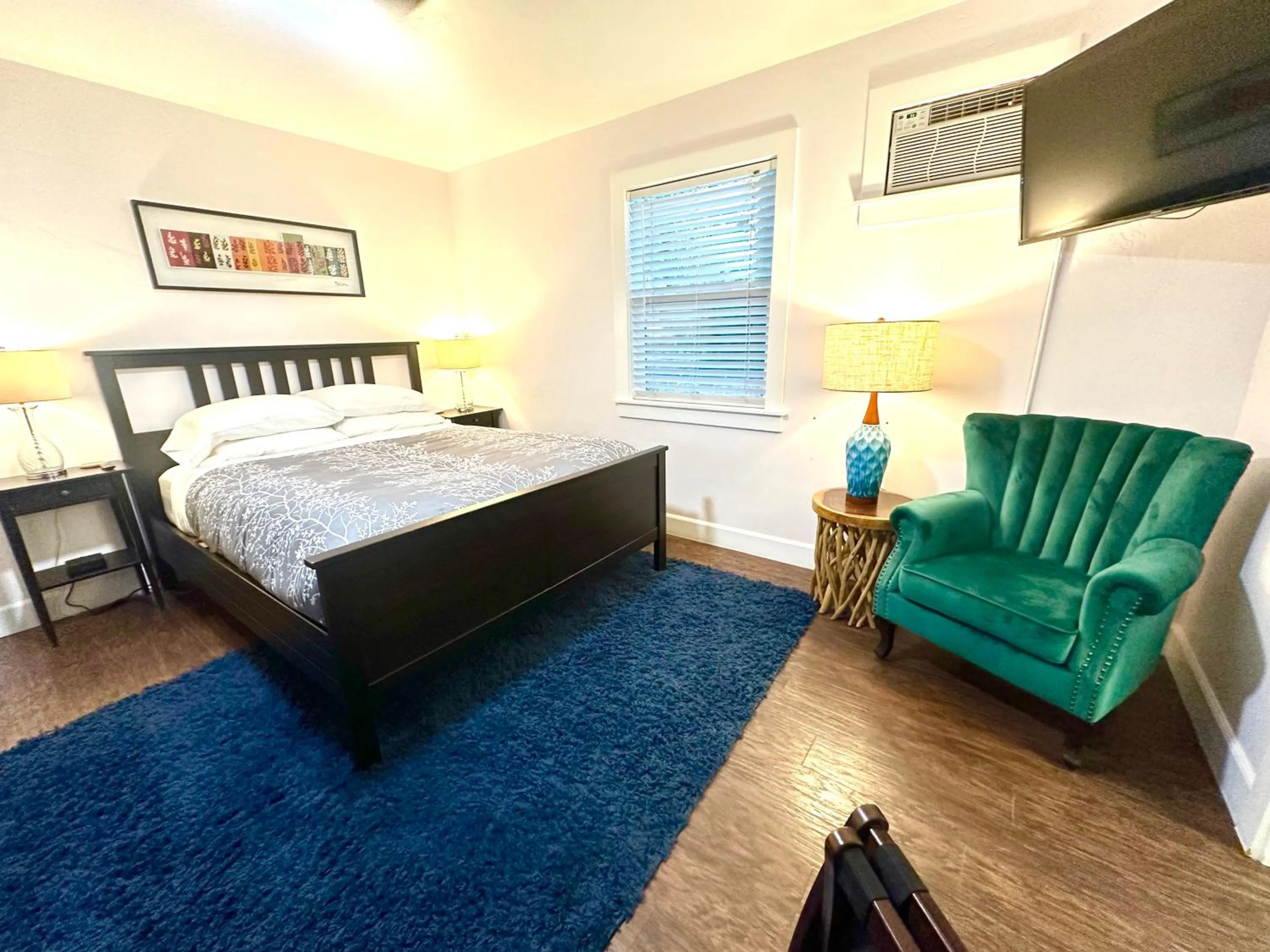 Bed in The Pines Inn and Cottages