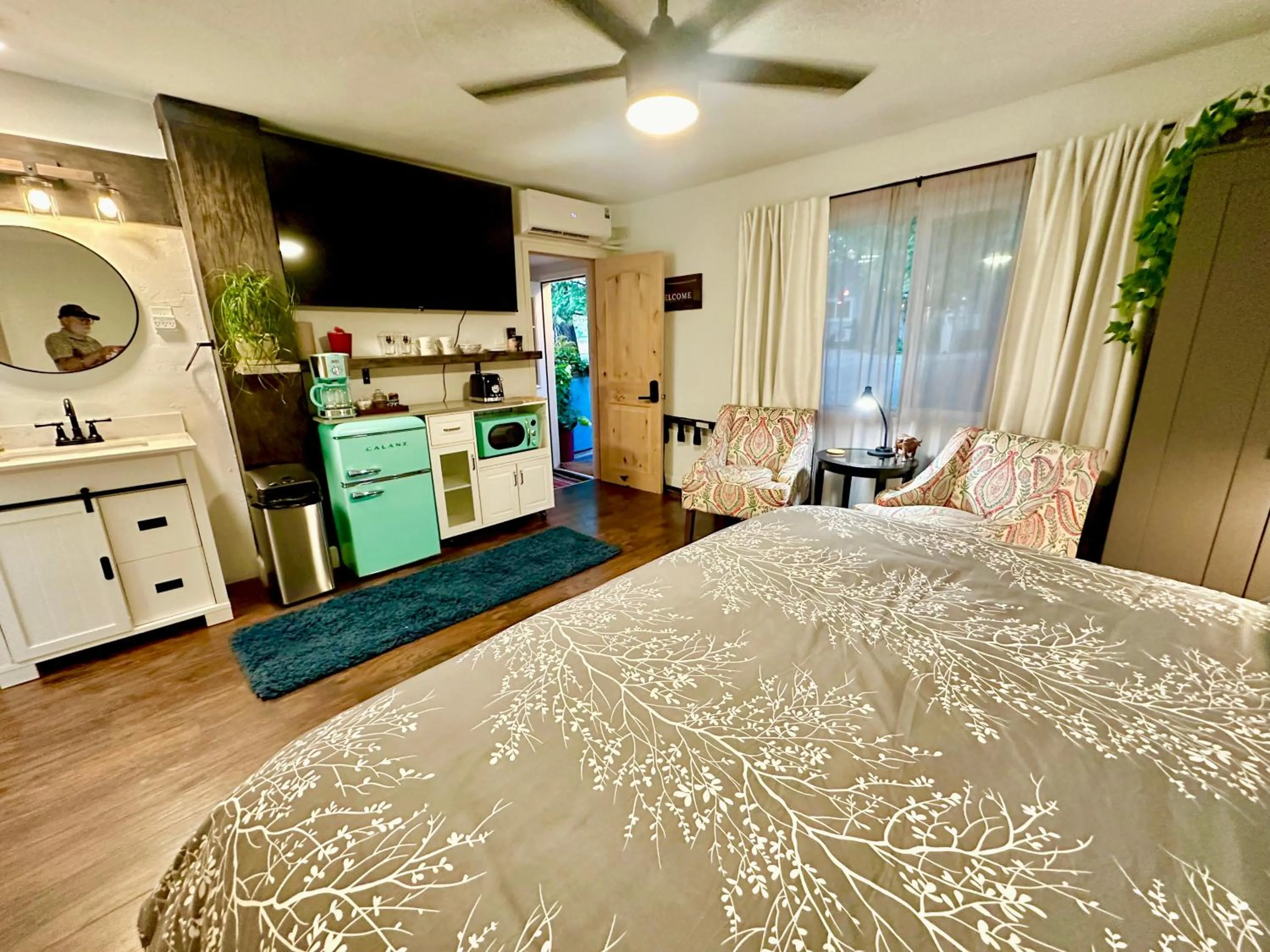 TV and multimedia, Bed in The Pines Inn and Cottages