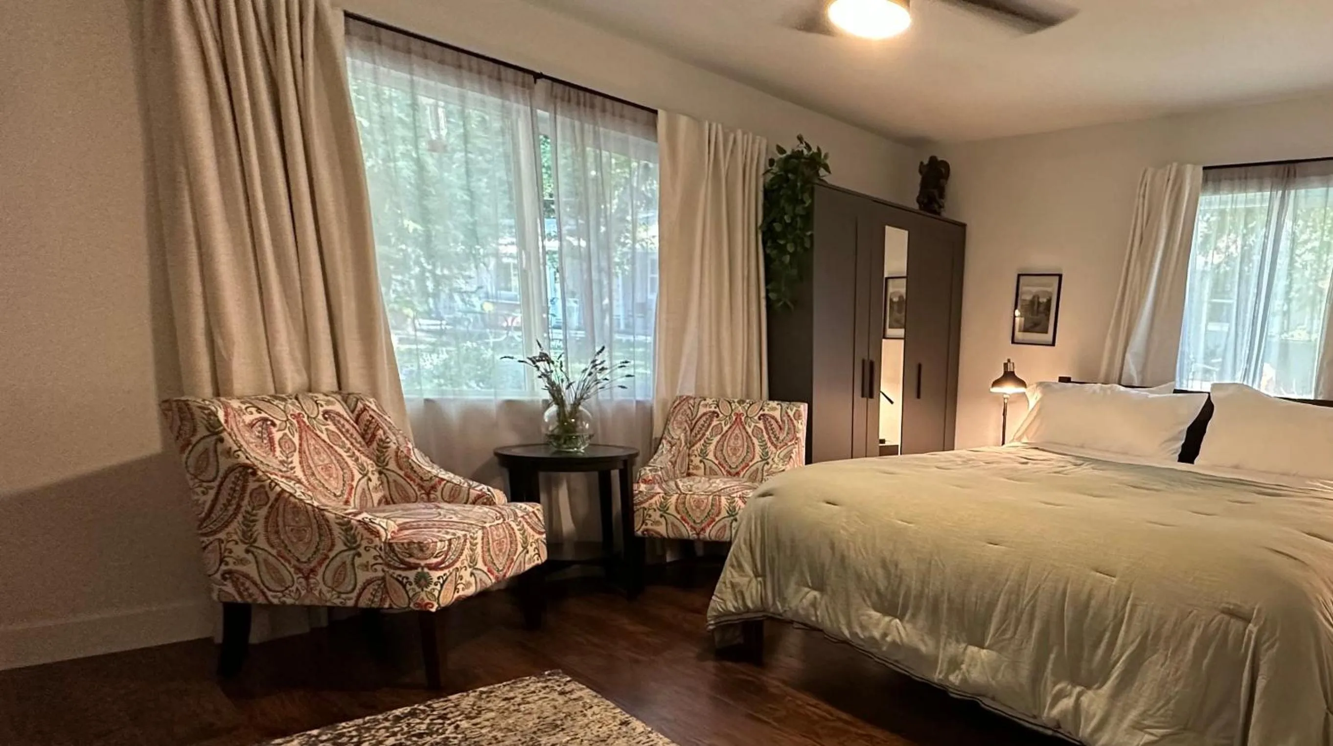 Bedroom, Bed in The Pines Inn and Cottages