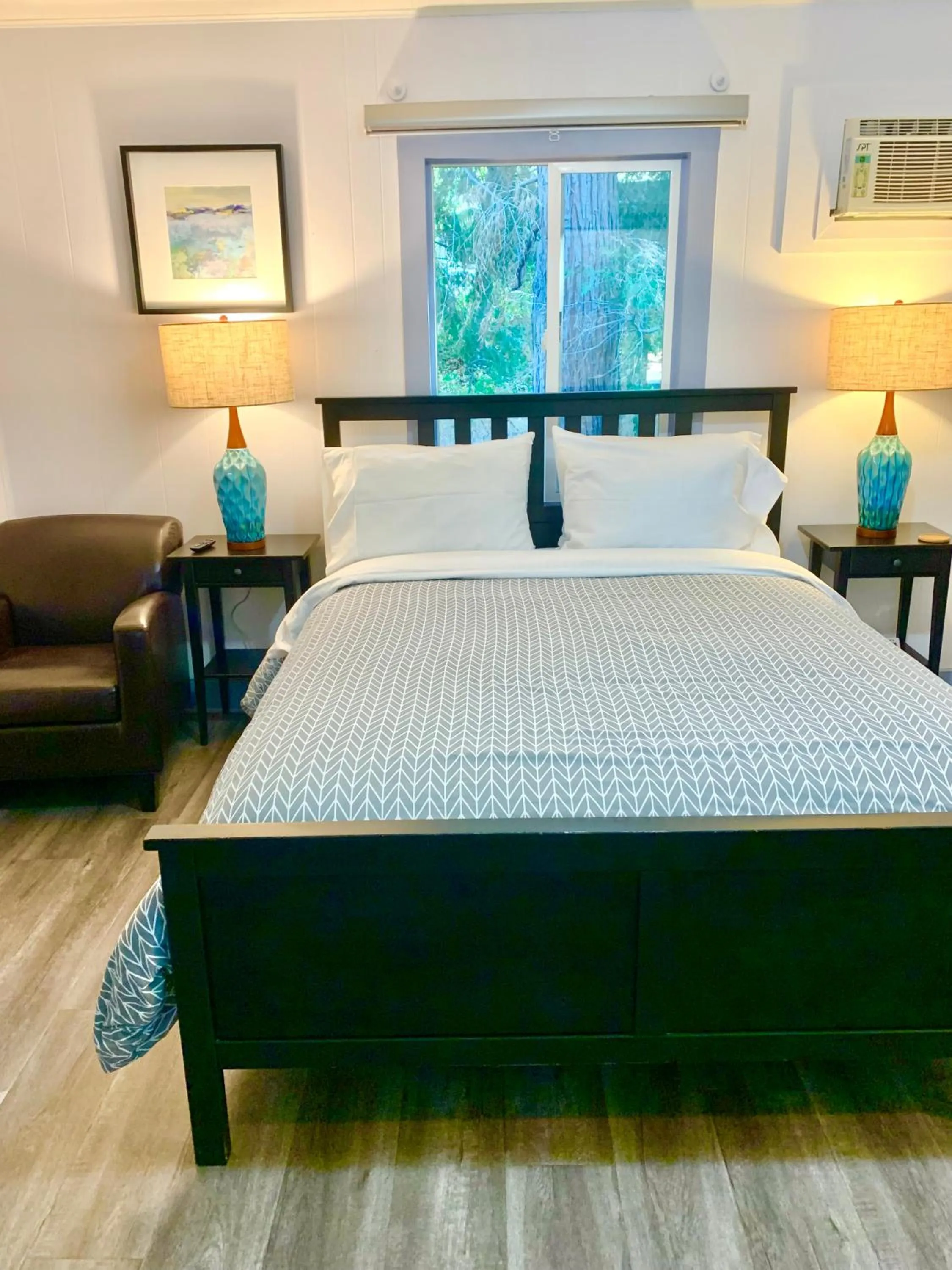 Bed in The Pines Inn and Cottages