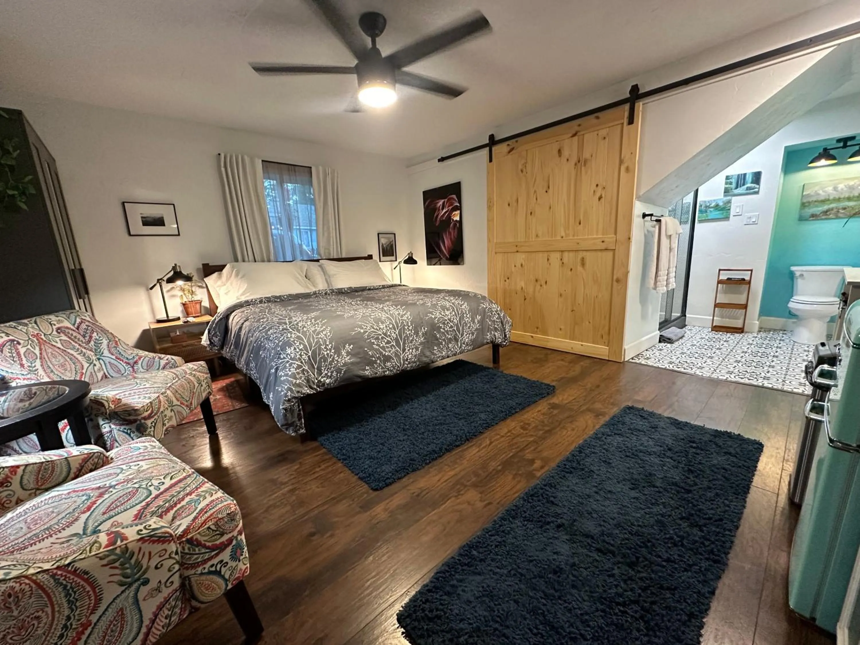 Photo of the whole room, Bed in The Pines Inn and Cottages