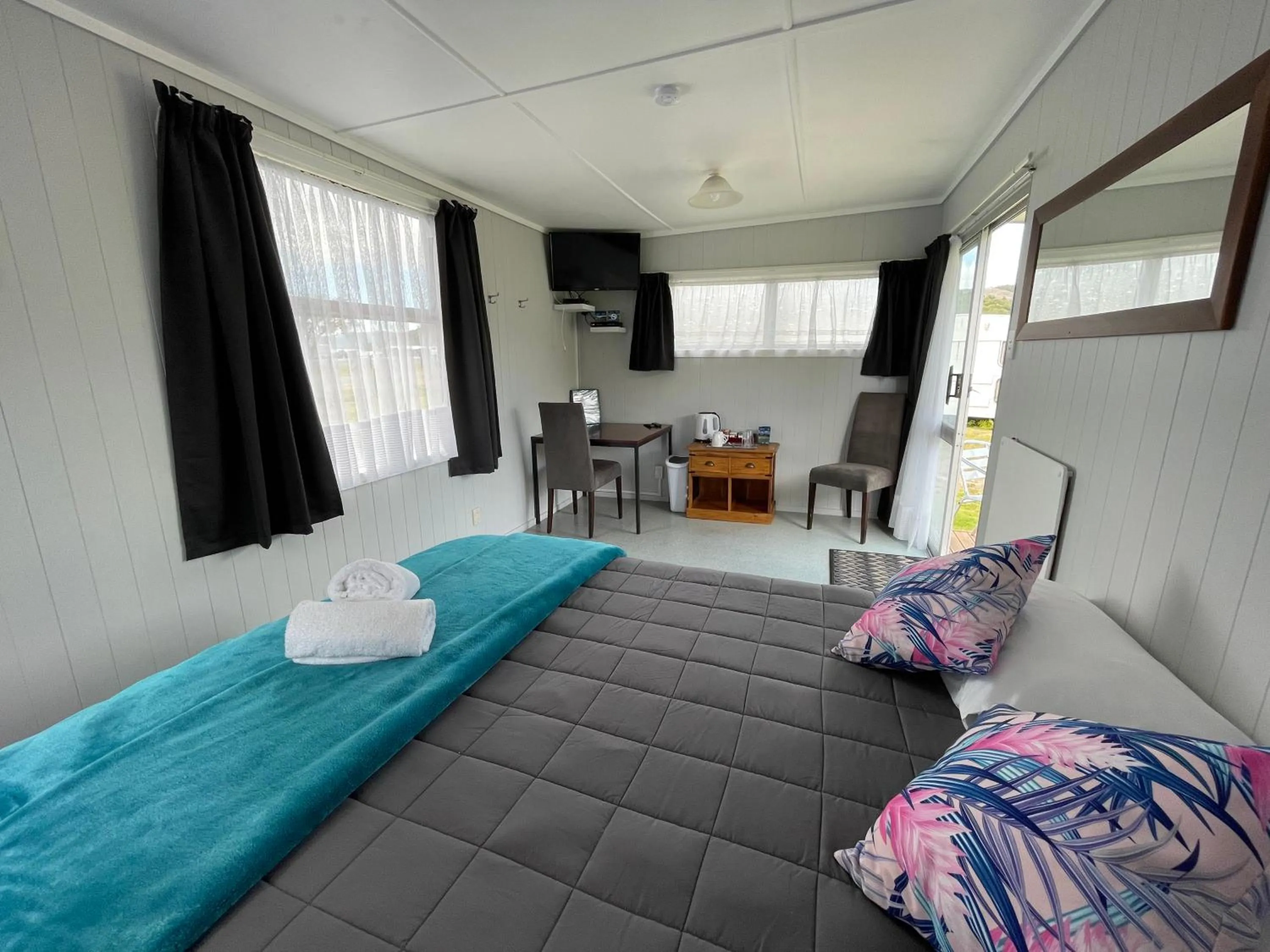 Living room, Bed in Motutere Bay TOP 10 Holiday Park