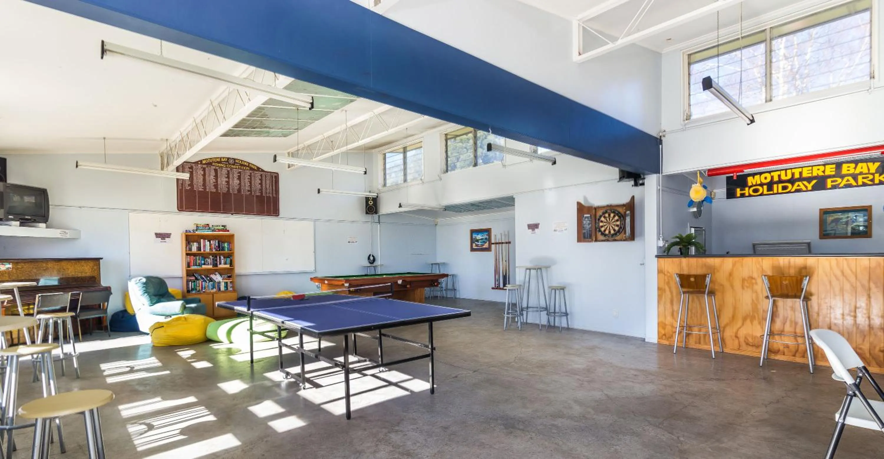 Communal lounge/ TV room in Motutere Bay TOP 10 Holiday Park