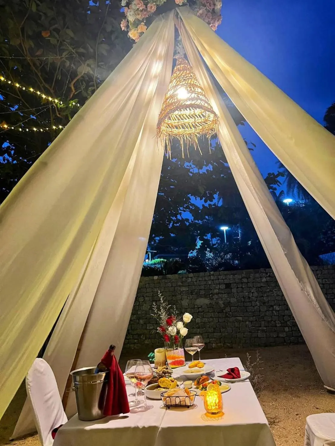 Restaurant/places to eat in Birds and Bees Resort