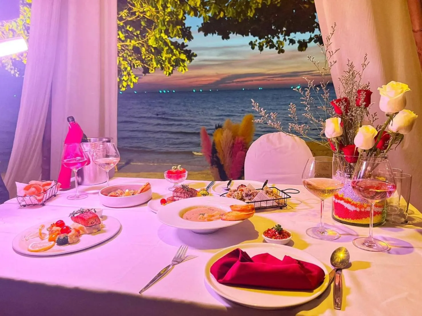 Restaurant/places to eat in Birds and Bees Resort