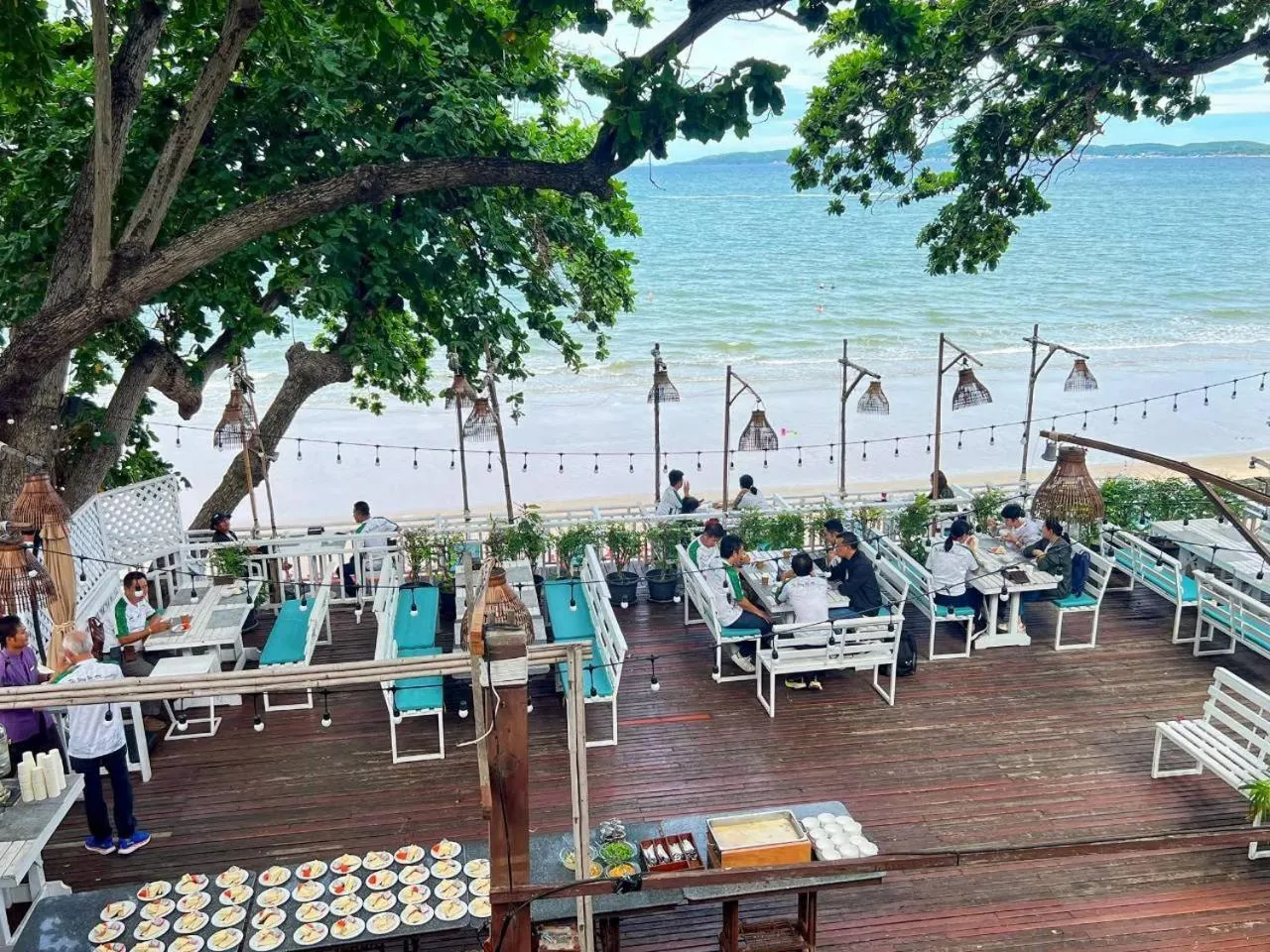 Restaurant/places to eat in Birds and Bees Resort