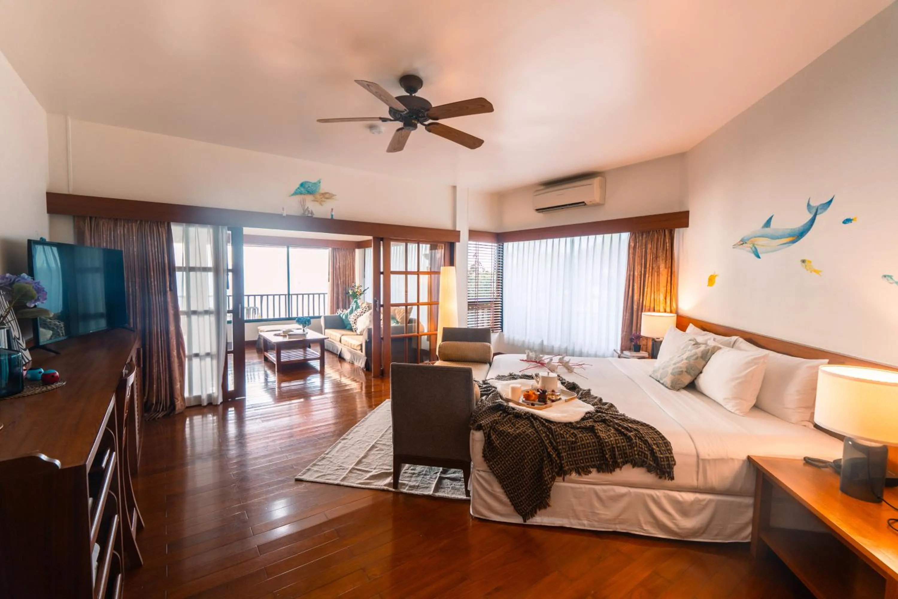 Communal lounge/ TV room, Bed in Birds and Bees Resort