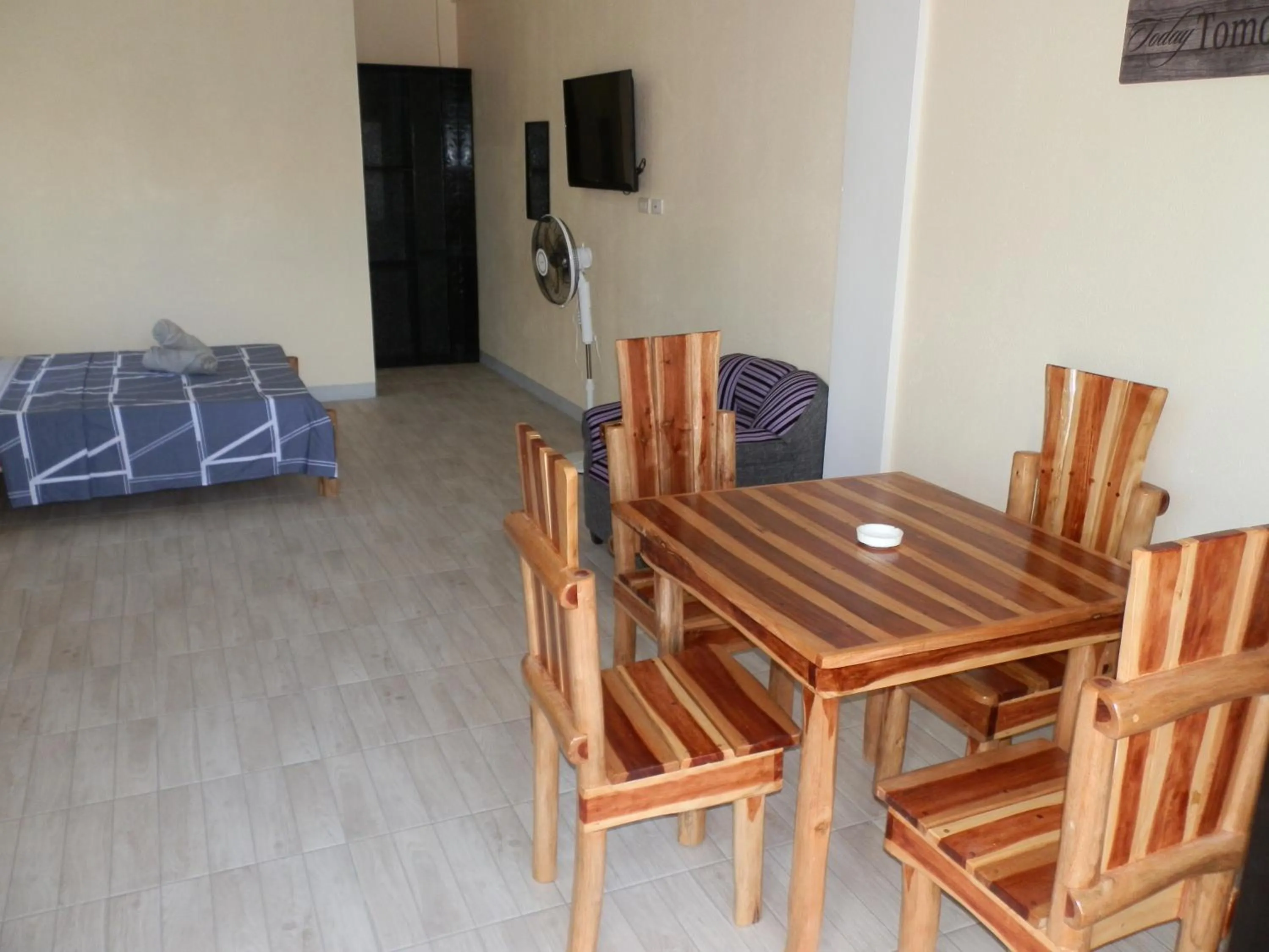 Dining area, Bed in The Blue Pagong