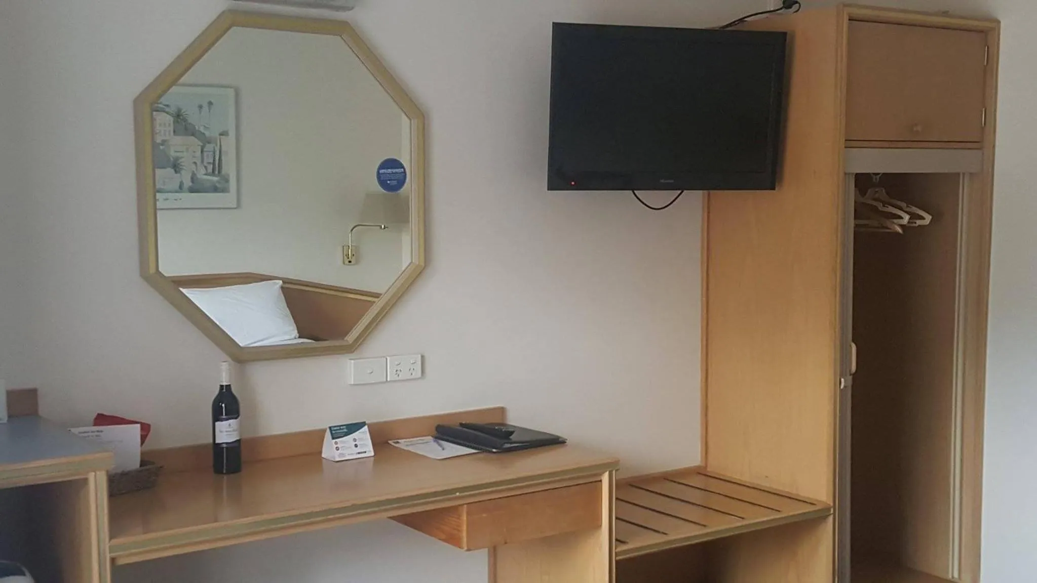 TV and multimedia in Moe Parklands Motel