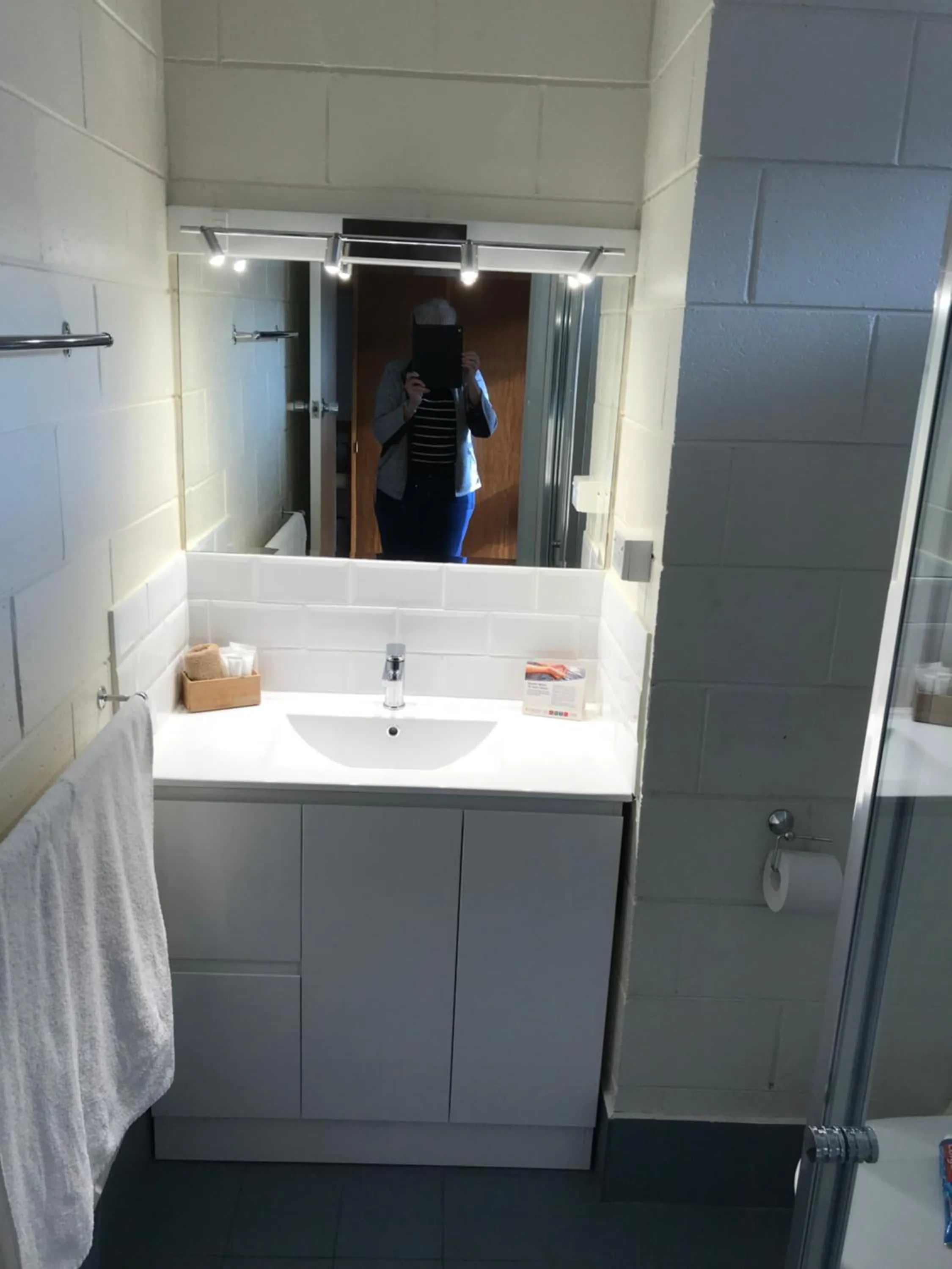 Bathroom in Moe Parklands Motel