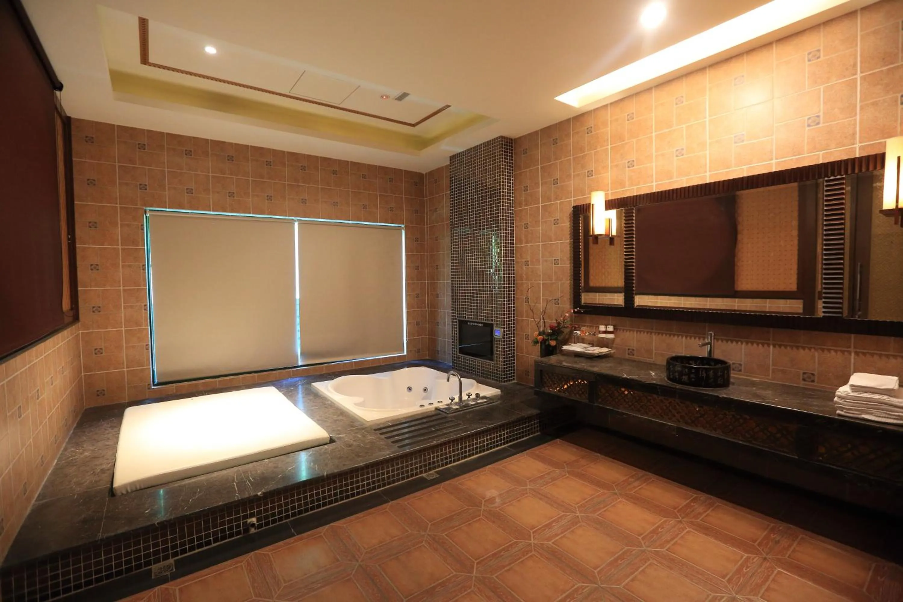 Bathroom, Bed in Moon Area Motel