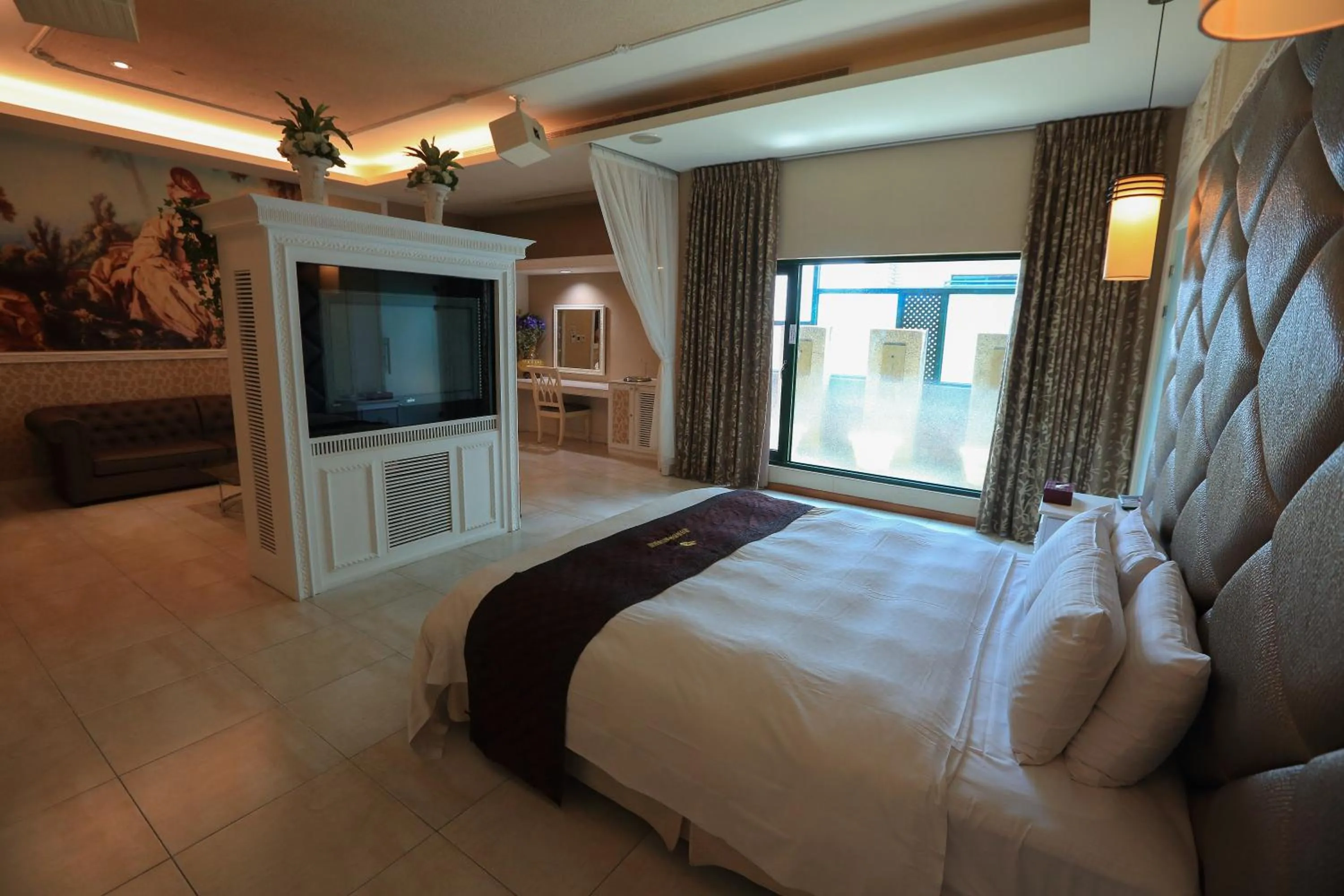 Communal lounge/ TV room, Bed in Moon Area Motel